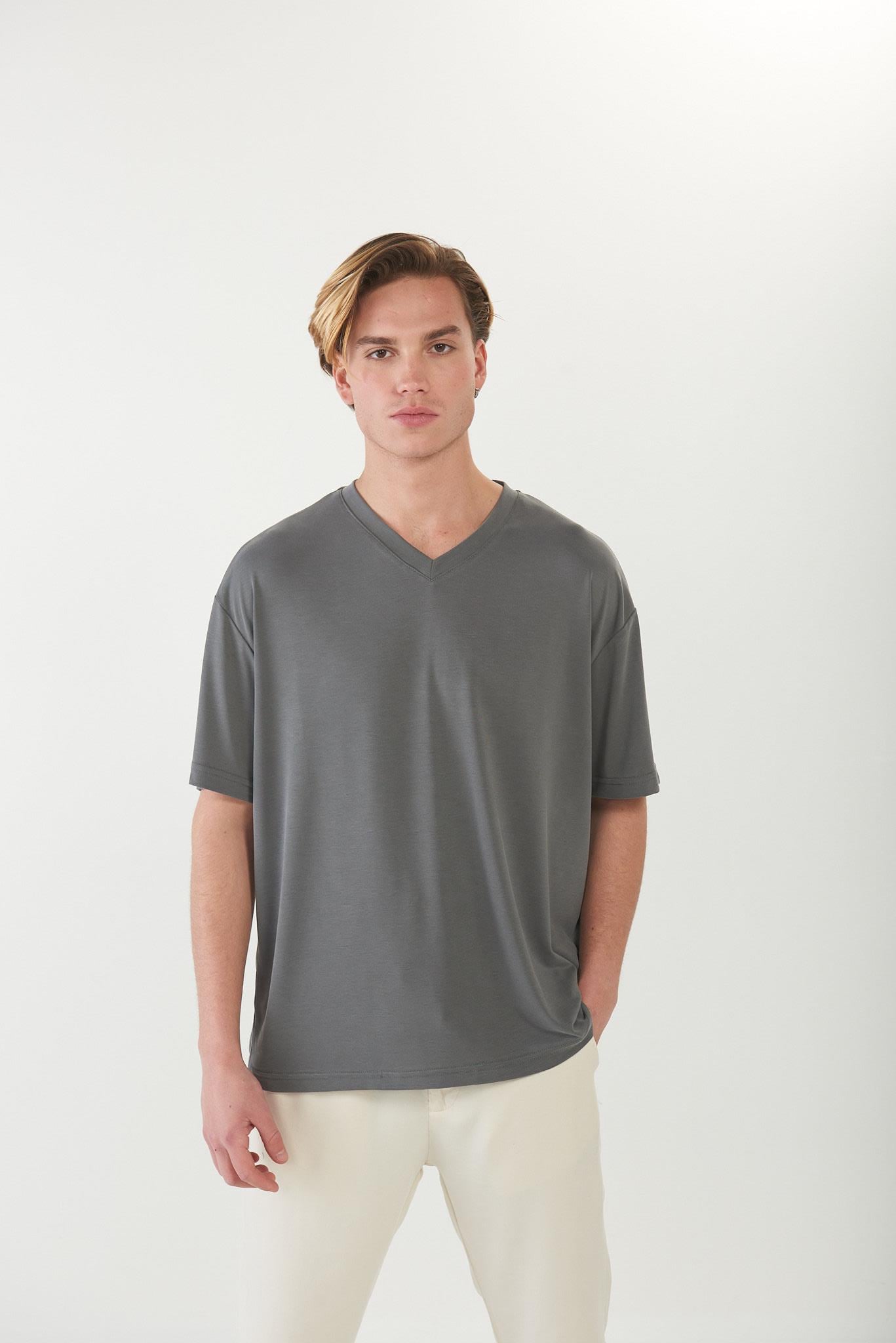 V Yaka Düz Basic T-Shirt