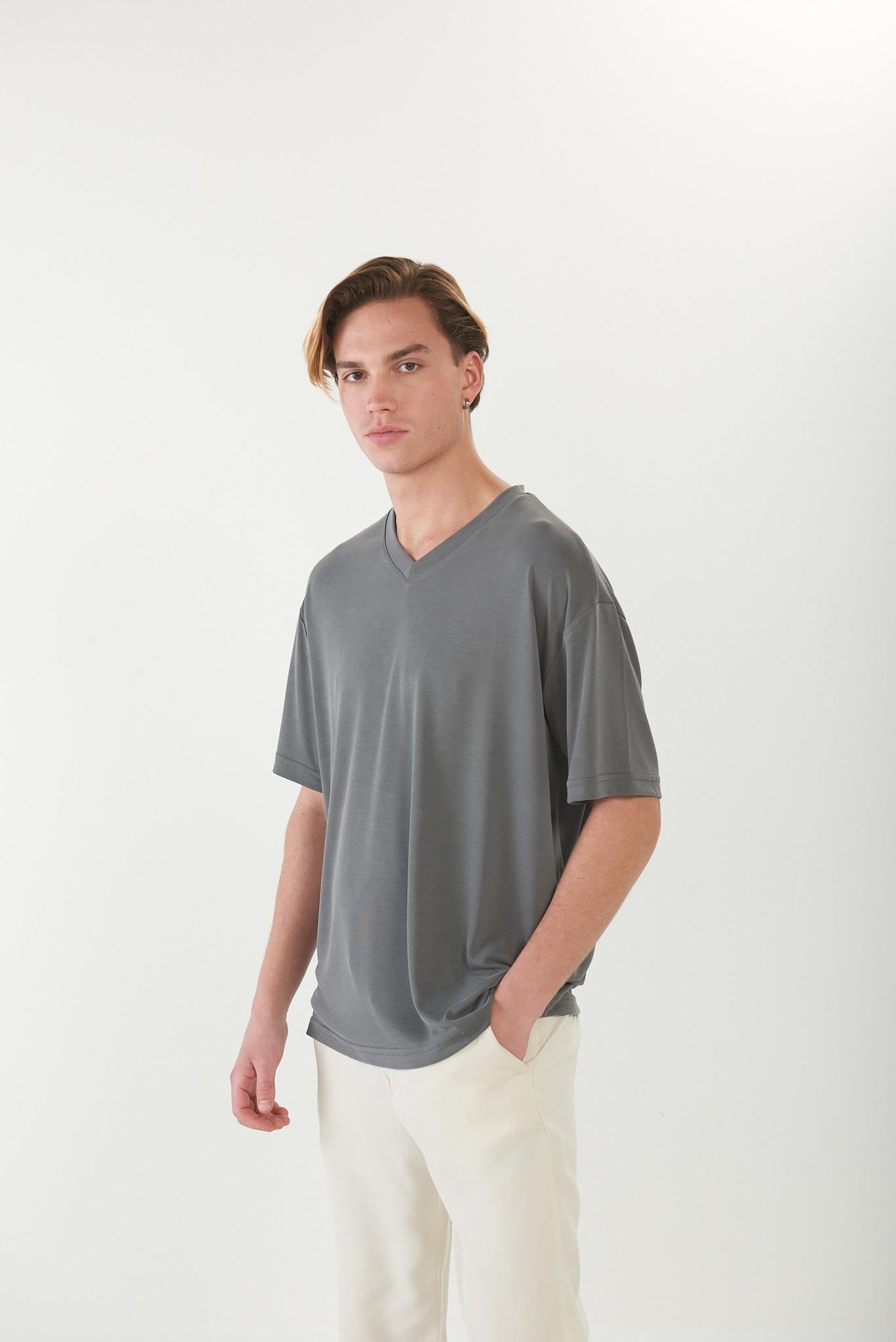 V Yaka Düz Basic T-Shirt