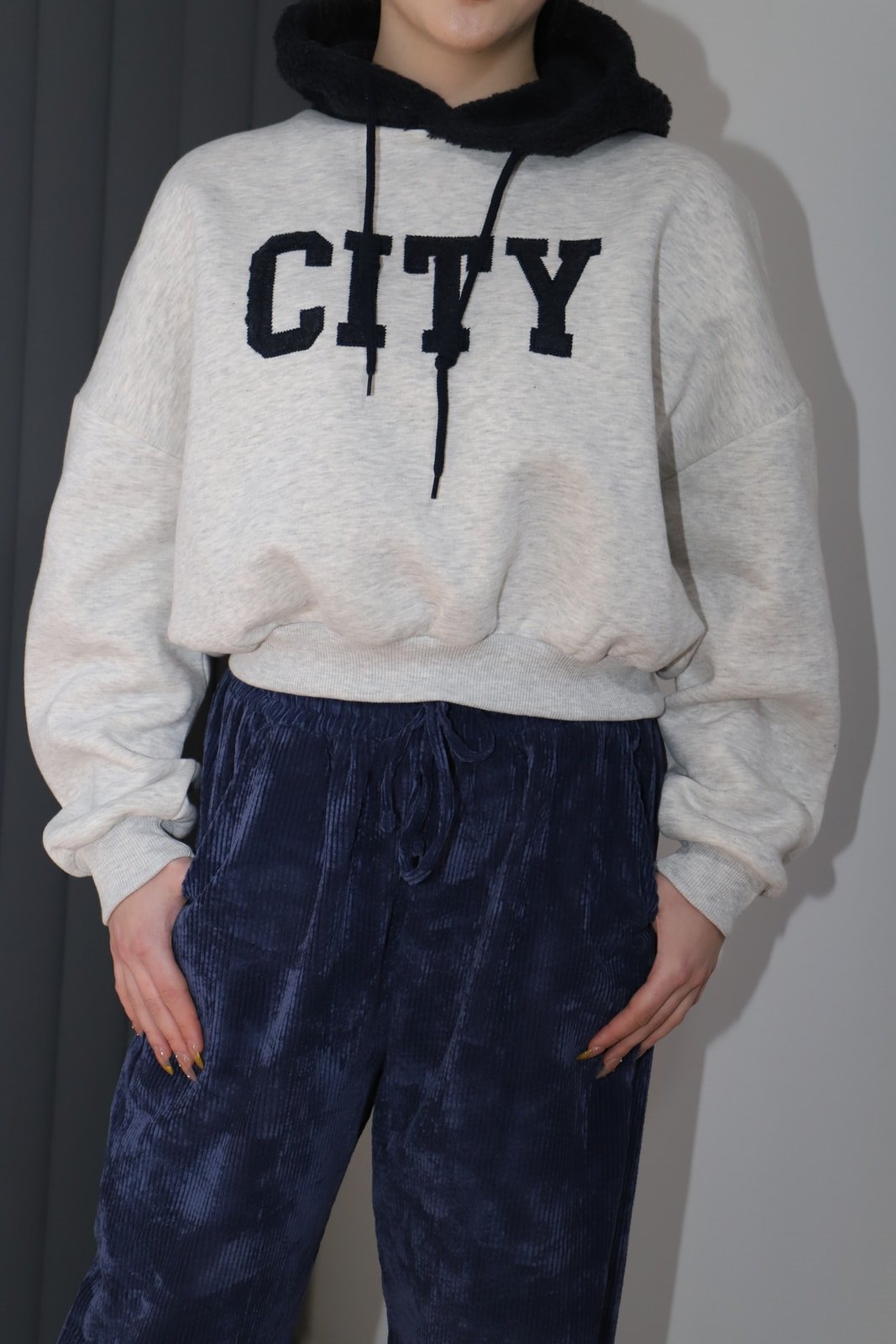 pelus-kapusonlu-nakisli-sweatshirt-gri-24333c.jpg