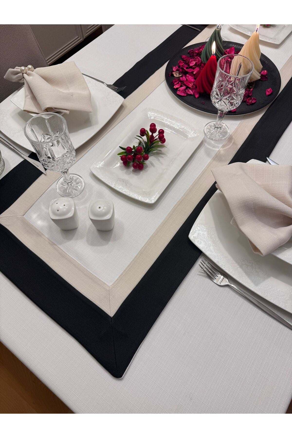 3 Renk Detaylı Assos Premium Dertsiz Masa Örtüsü Swan