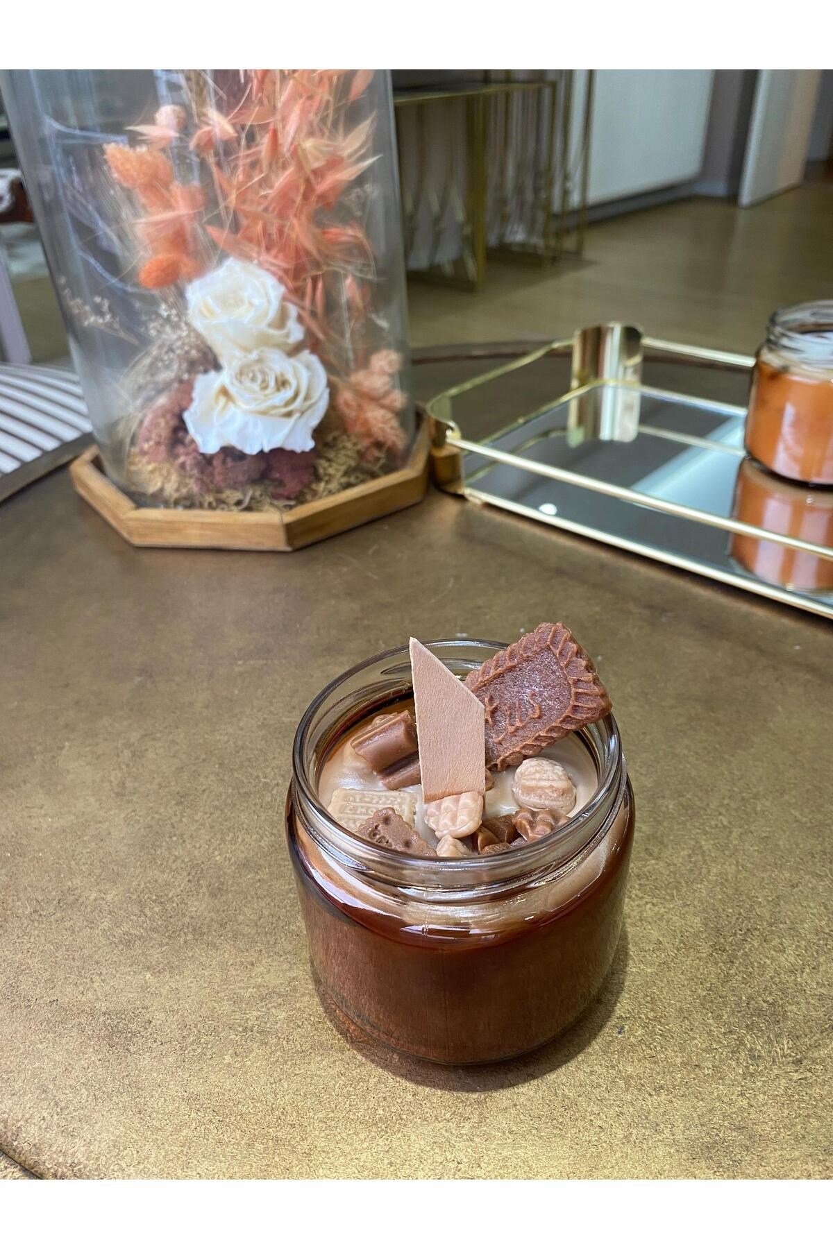Amber Kavanoz Lotuslu ve Çikolata Parçalı Aromaterapi Kokulu Mum