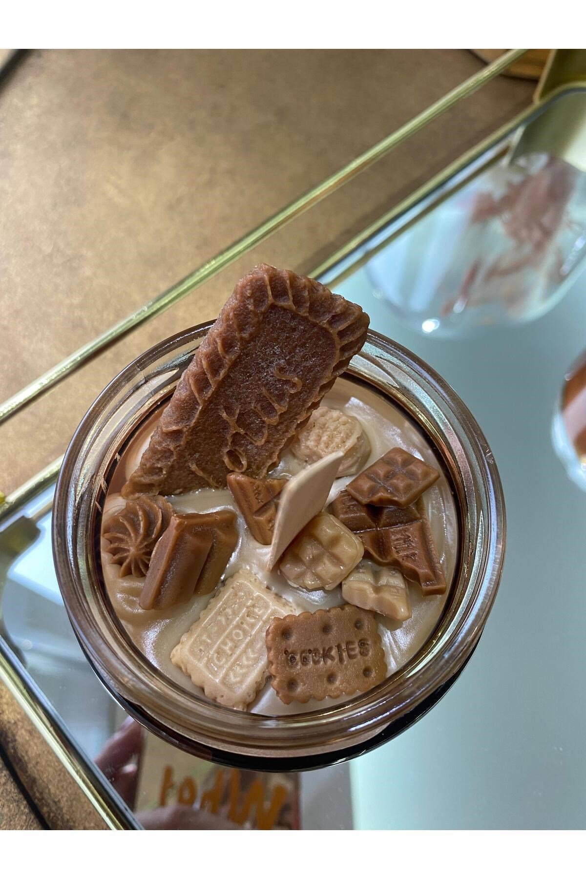 Amber Kavanoz Lotuslu ve Çikolata Parçalı Aromaterapi Kokulu Mum