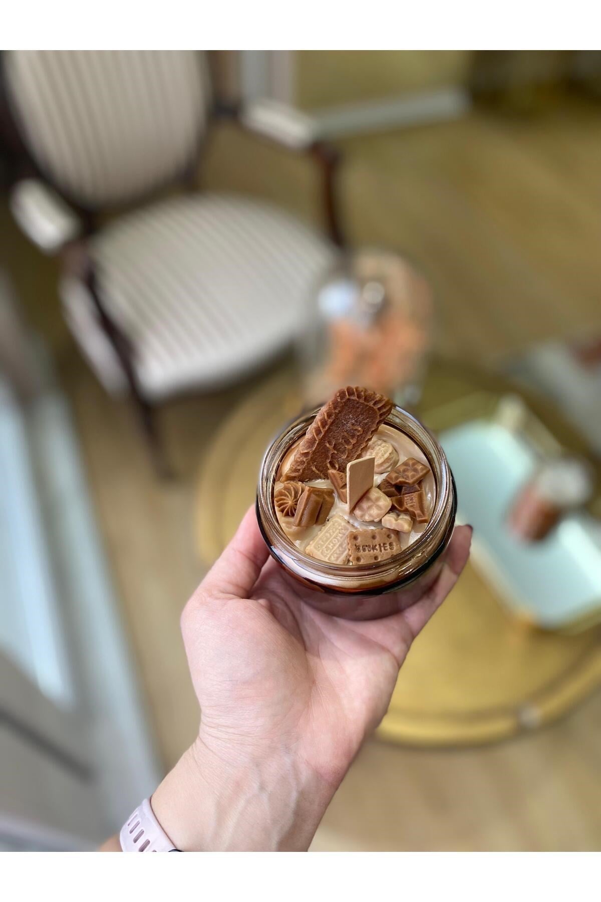 Amber Kavanoz Lotuslu ve Çikolata Parçalı Aromaterapi Kokulu Mum