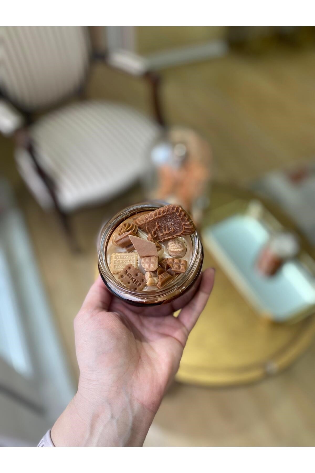 Amber Kavanoz Lotuslu ve Çikolata Parçalı Aromaterapi Kokulu Mum