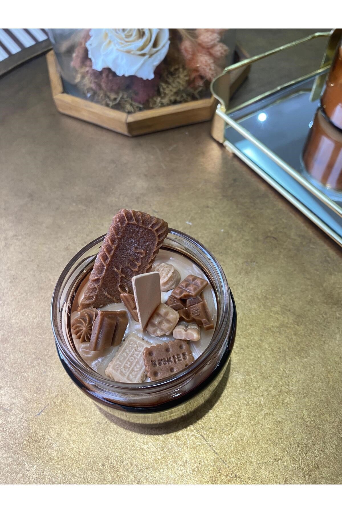 Amber Kavanoz Lotuslu ve Çikolata Parçalı Aromaterapi Kokulu Mum