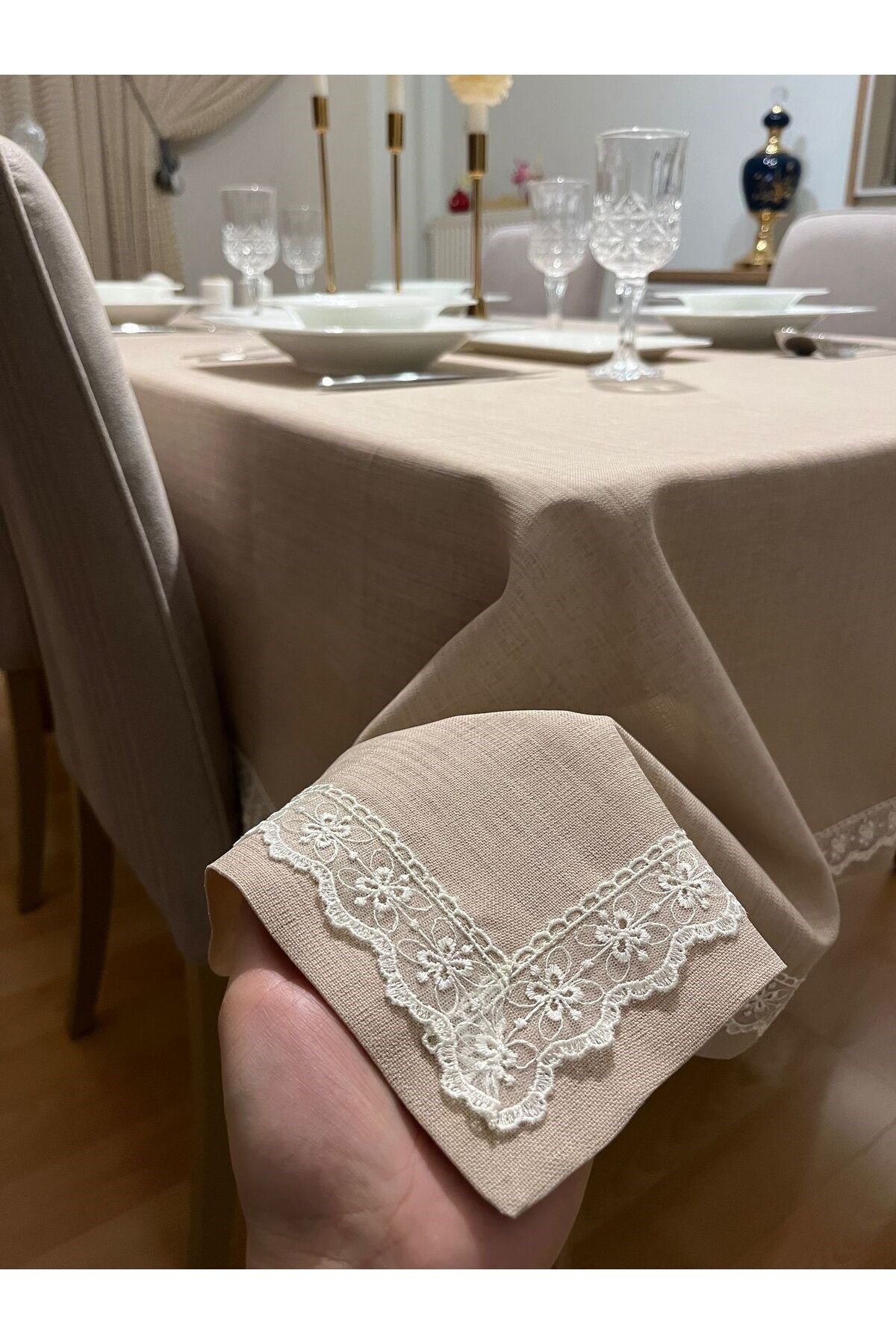 Dantel Detaylı Polyester Keten Dertsiz Masa Örtüsü Kapuçino