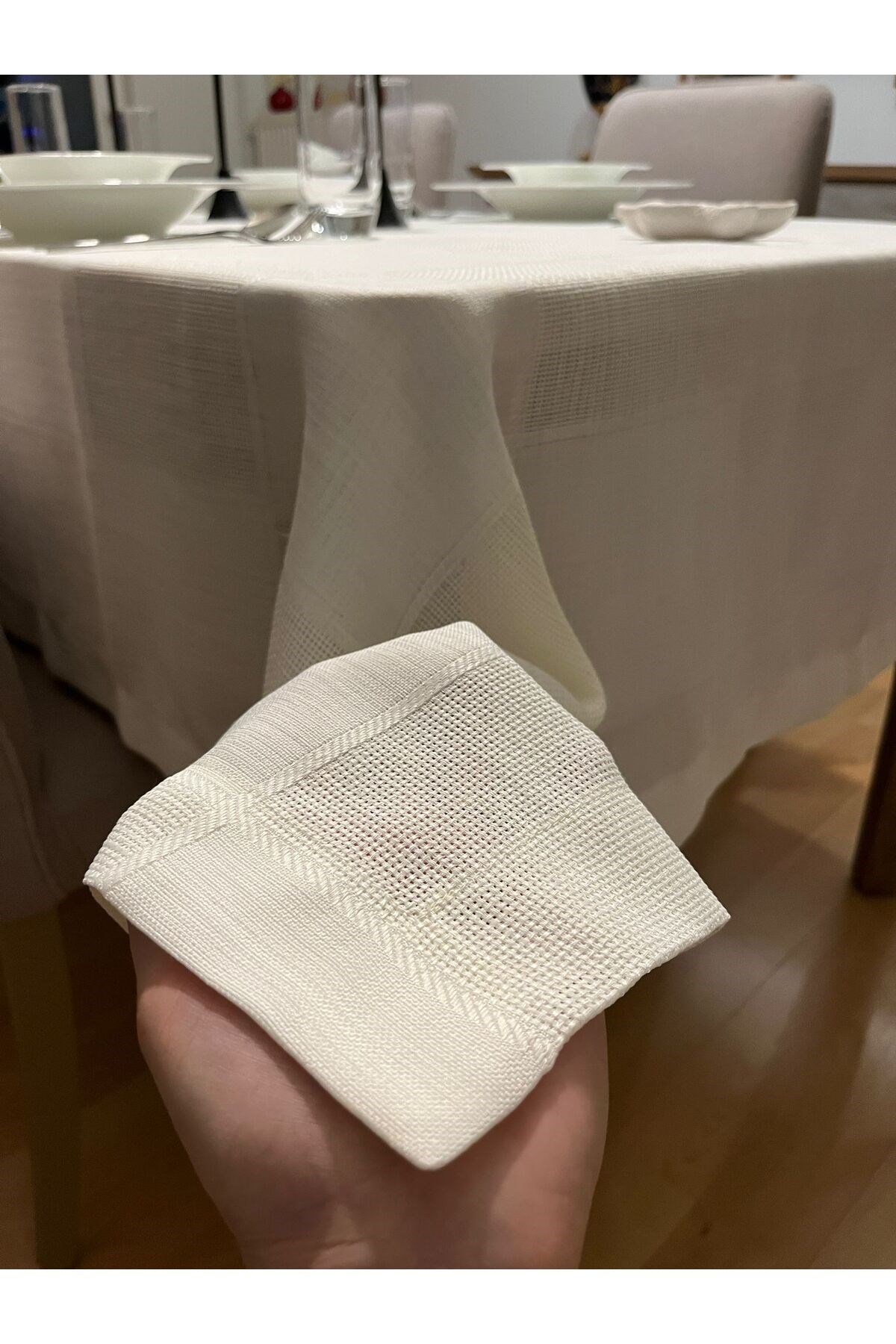 Dertsiz Masa Örtüsü Krem