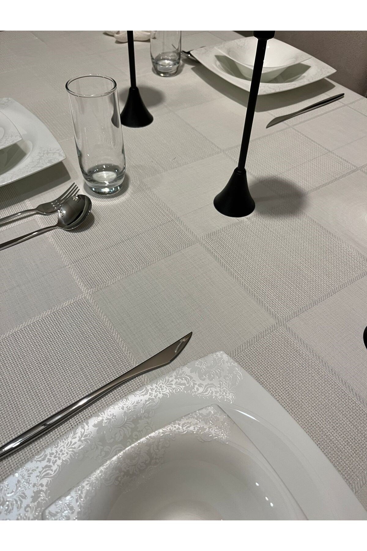 Dertsiz Masa Örtüsü Krem