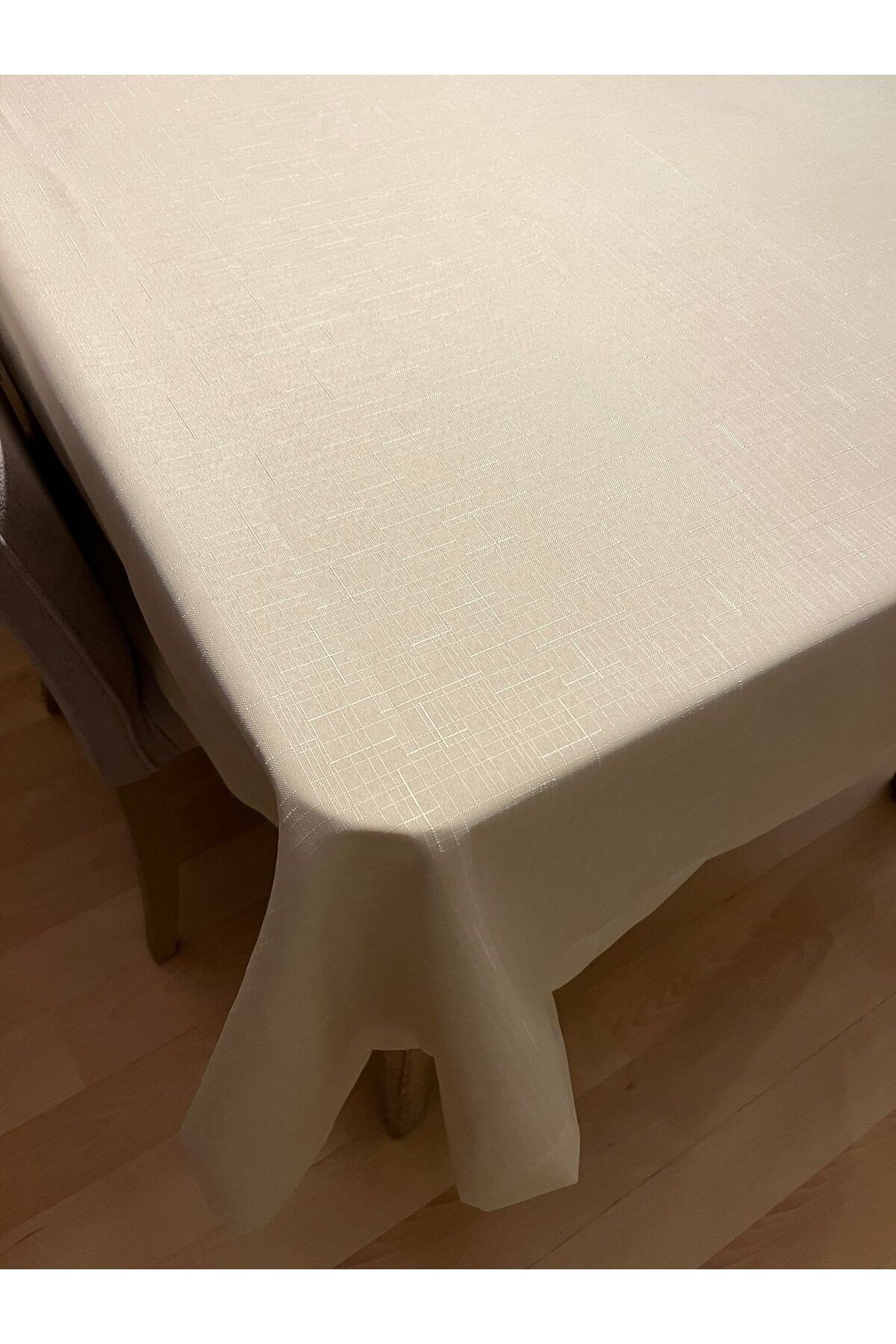 Elegans Desenli Dertsiz Masa Örtüsü