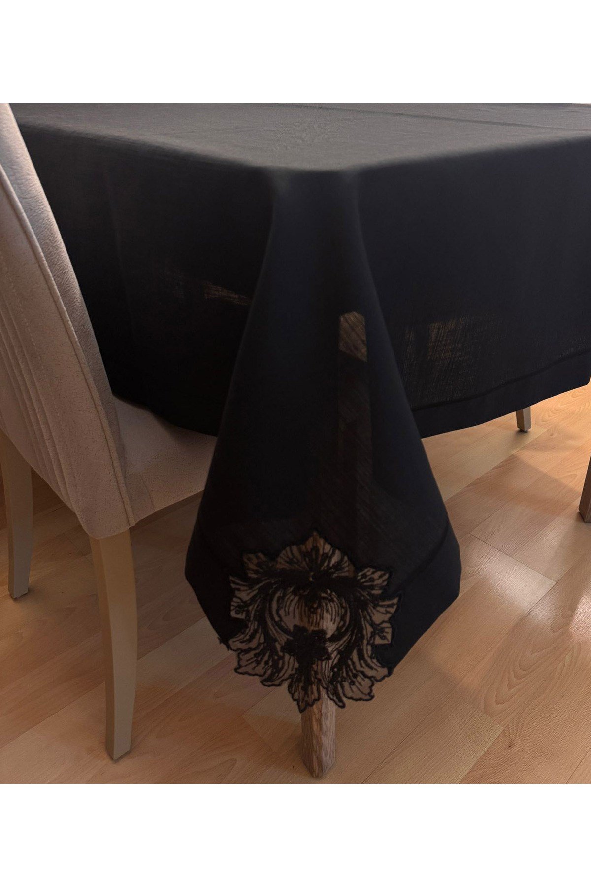 Fransız Dantel Detaylı Piko Sarma İşlemeli Dertsiz Salon Masa Örtüsü Siyah