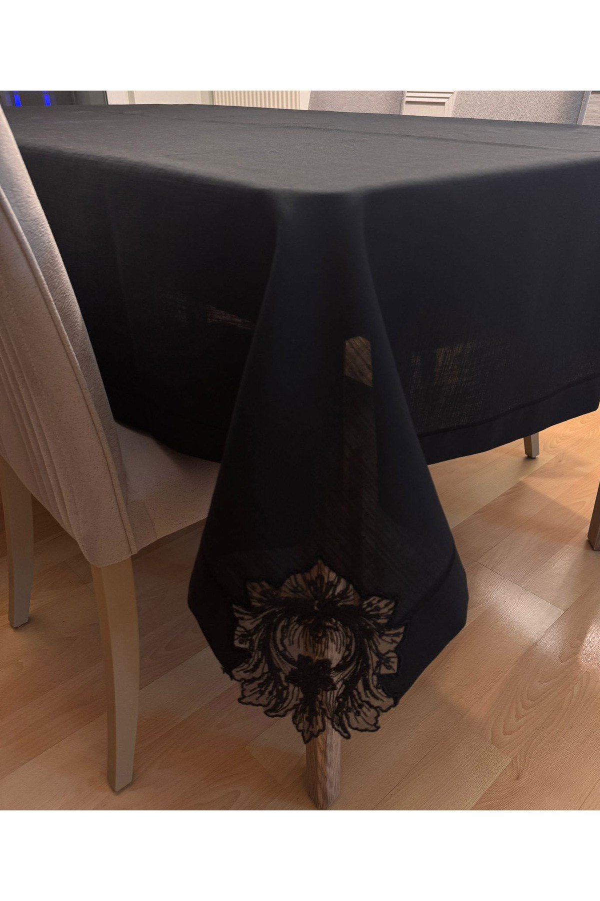 Fransız Dantel Detaylı Piko Sarma İşlemeli Dertsiz Salon Masa Örtüsü Siyah
