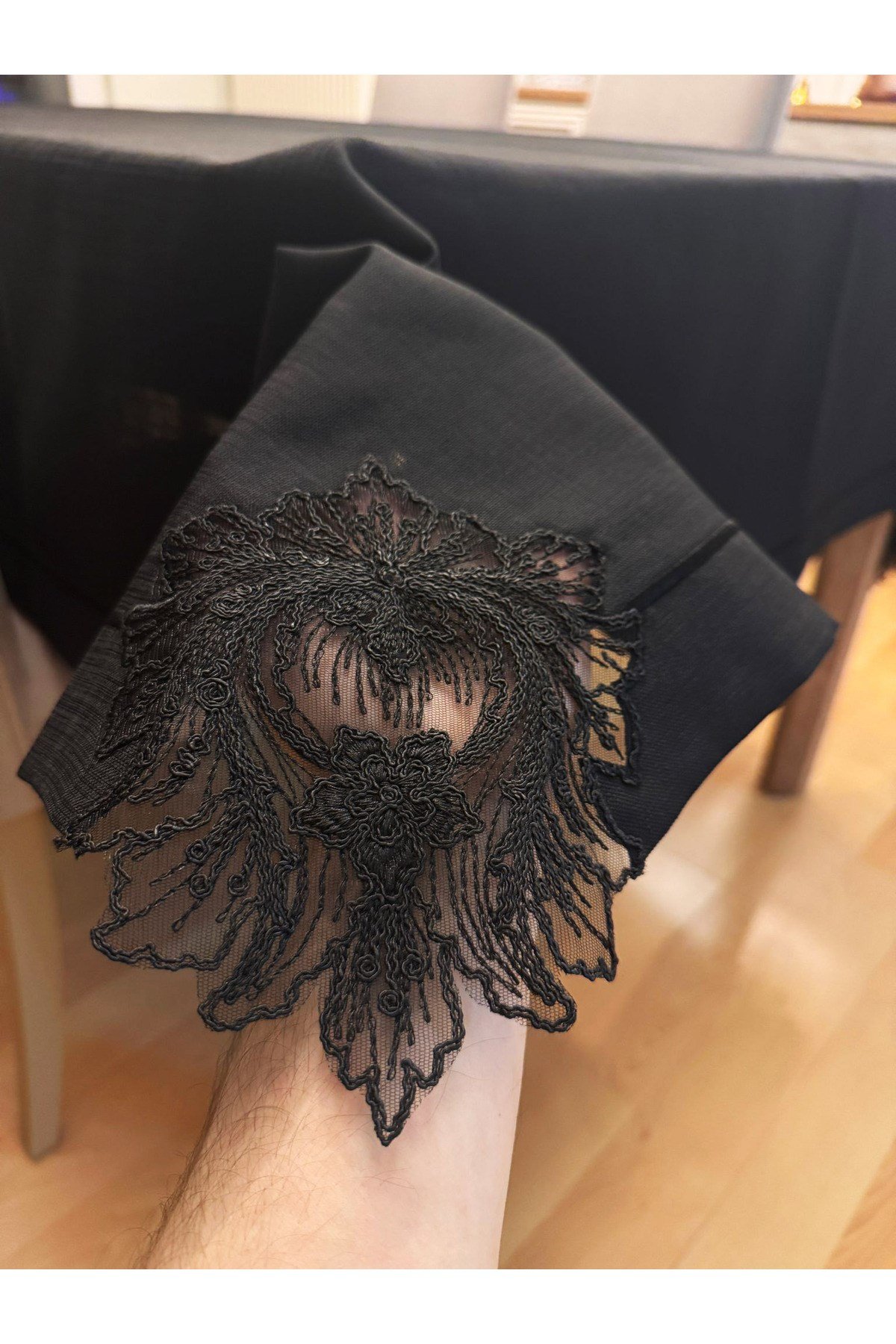 Fransız Dantel Detaylı Piko Sarma İşlemeli Dertsiz Salon Masa Örtüsü Siyah