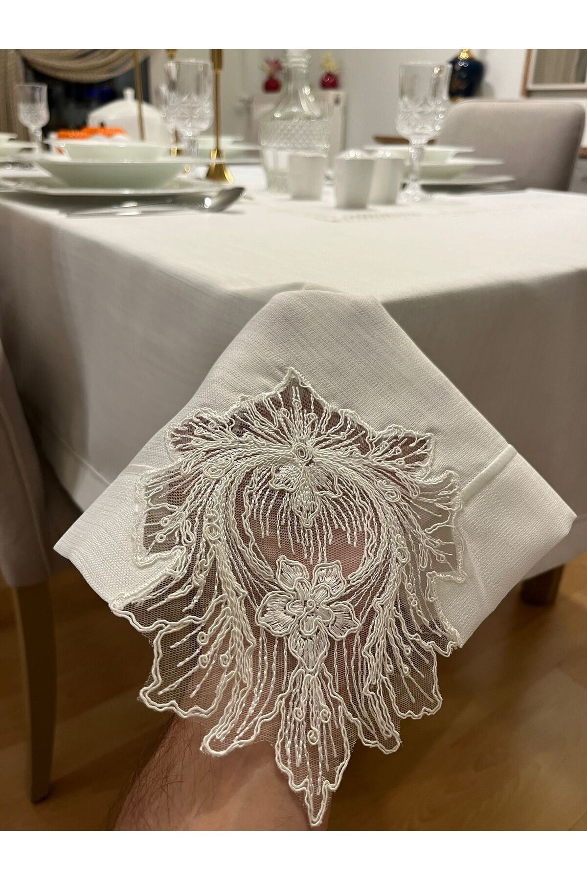 Fransız Dantel ve Piko Sarma Detaylı Dertsiz Çeyiz Salon Masa Örtüsü