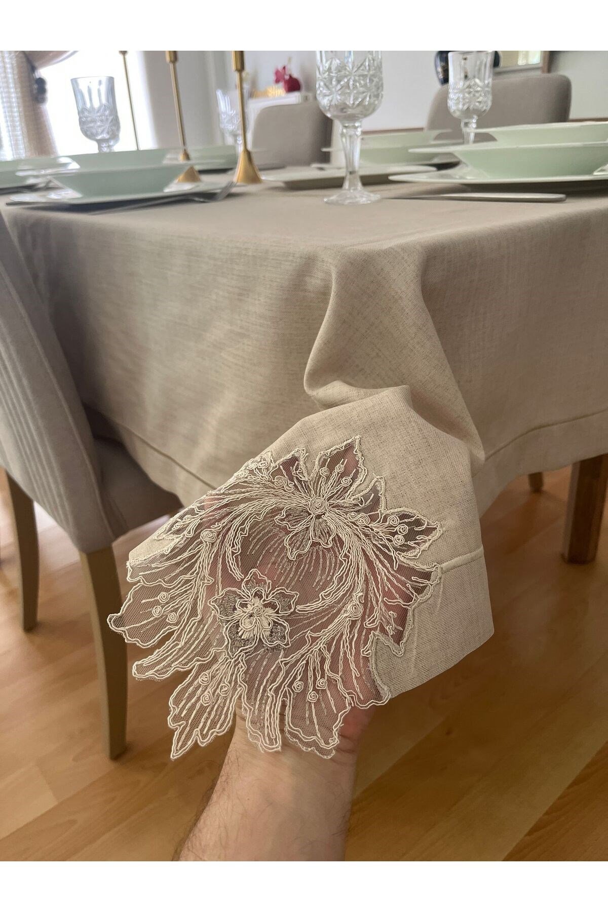 Fransız Dantel ve Piko Sarma Detaylı Dertsiz Çeyiz Salon Masa Örtüsü