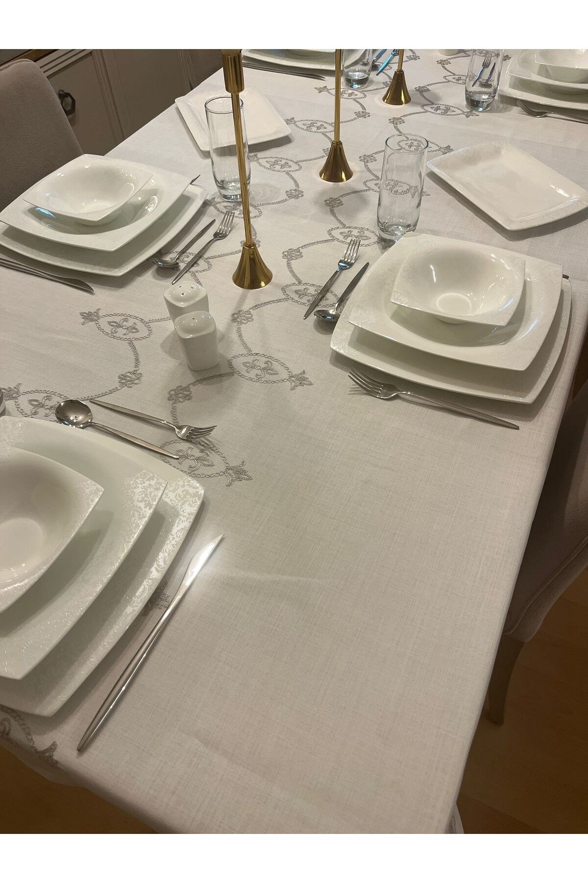 Gri Nakış İşleme Detaylı Dertsiz Masa Örtüsü Kırık Beyaz + 12 Beyaz Peçete