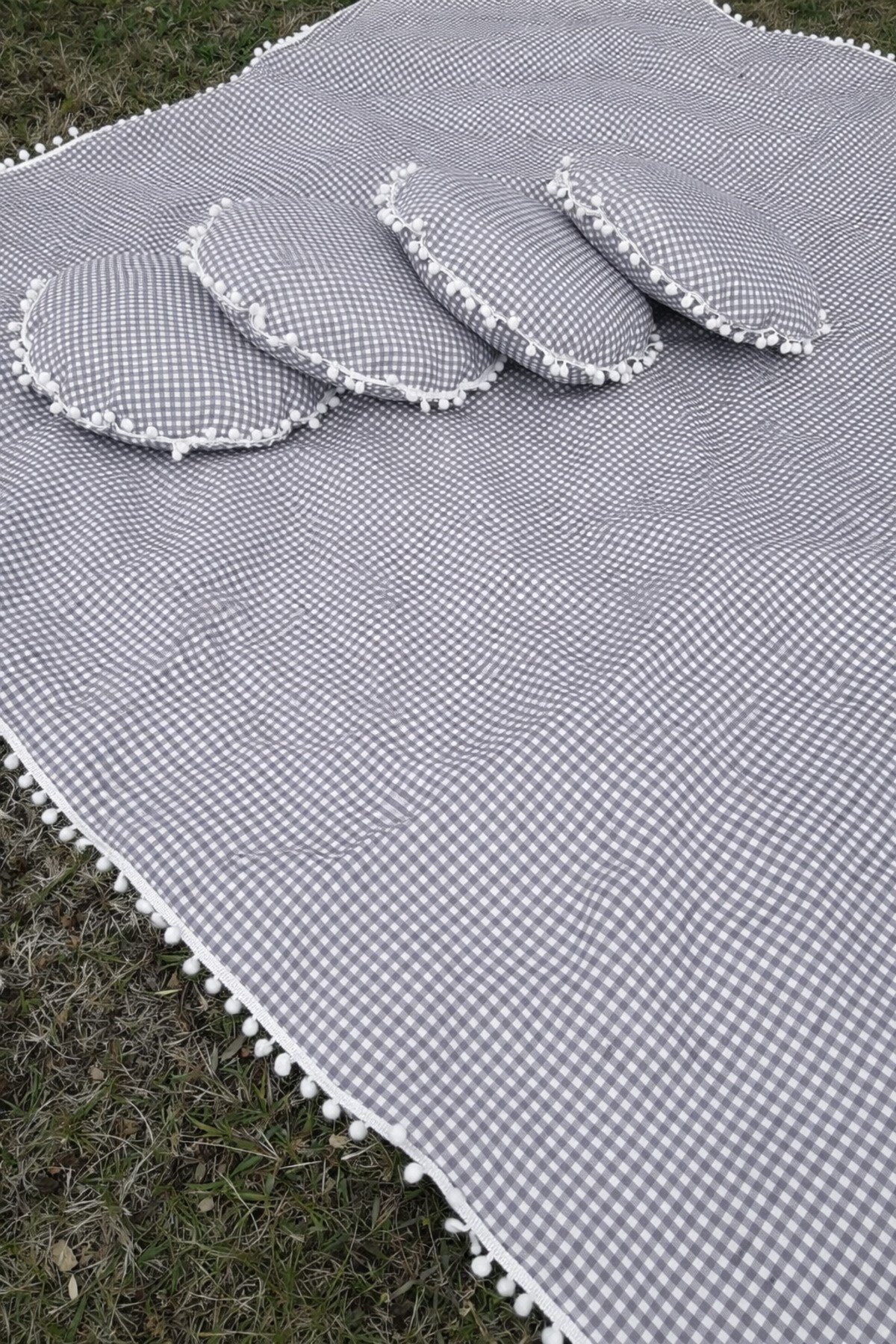 Gri Piti Kareli Ponponlu Sıvı Geçirmez Keten Masa Piknik Örtüsü 170 x 170 , 4 Yuvarlak Minder
