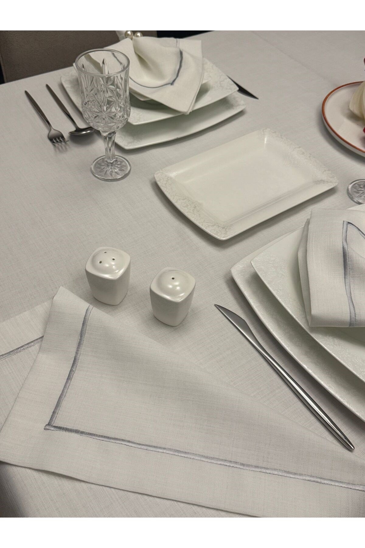 Gümüş İp Piko Detaylı Polyester Keten Dertsiz Masa Örtüsü Kırık Beyaz