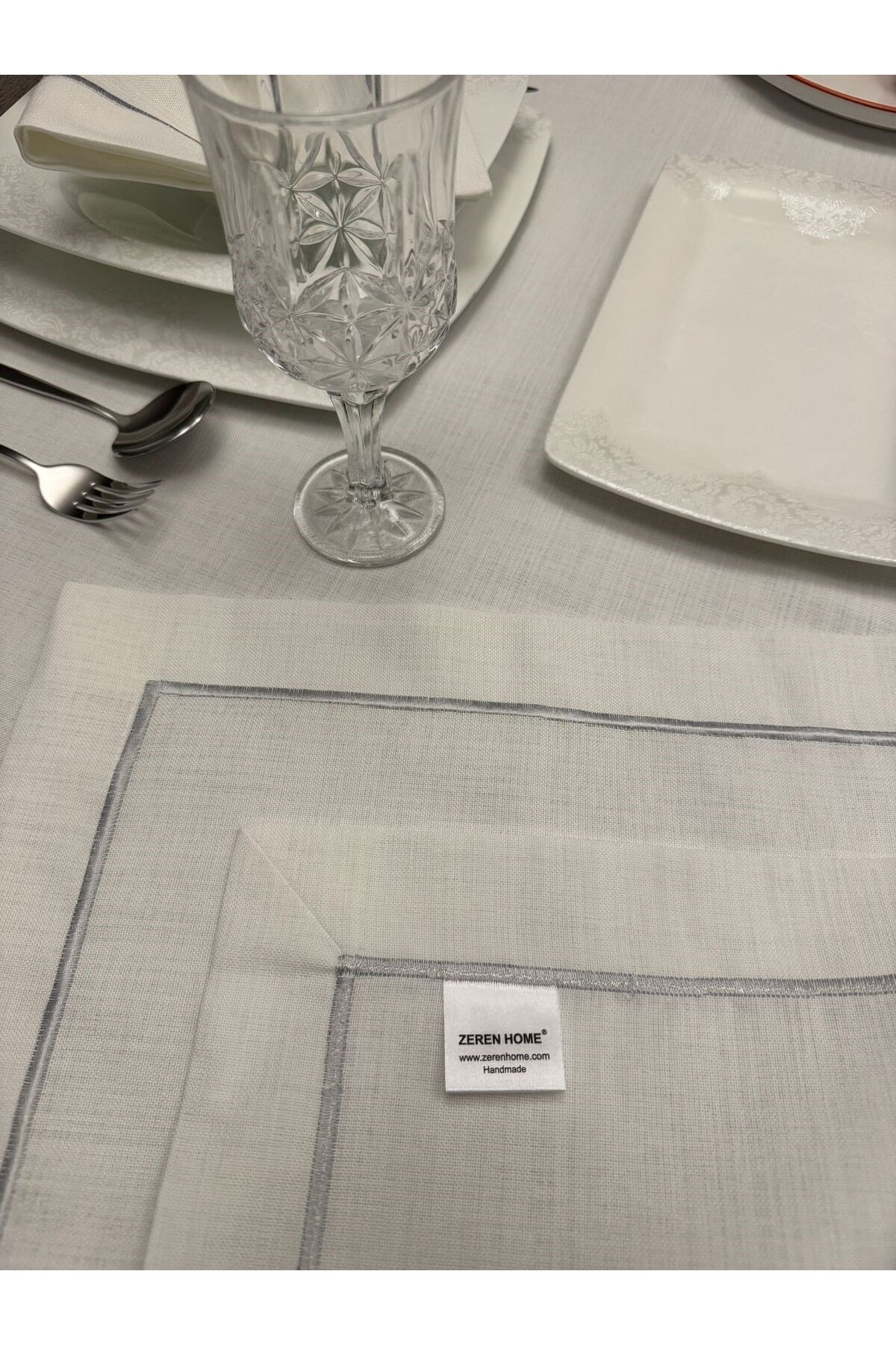 Gümüş İp Piko Detaylı Polyester Keten Dertsiz Masa Örtüsü Kırık Beyaz