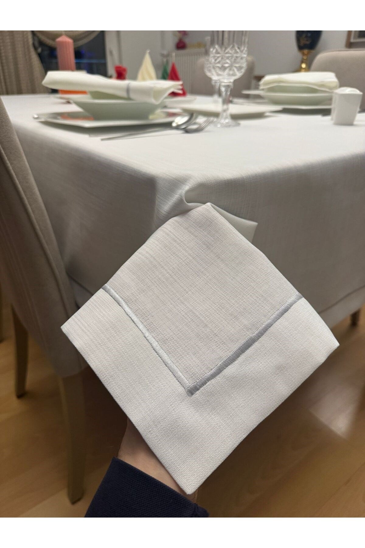 Gümüş İp Piko Detaylı Polyester Keten Dertsiz Masa Örtüsü Kırık Beyaz