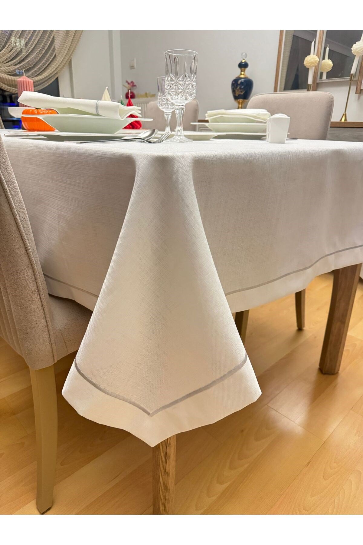 Gümüş İp Piko Detaylı Polyester Keten Dertsiz Masa Örtüsü Kırık Beyaz