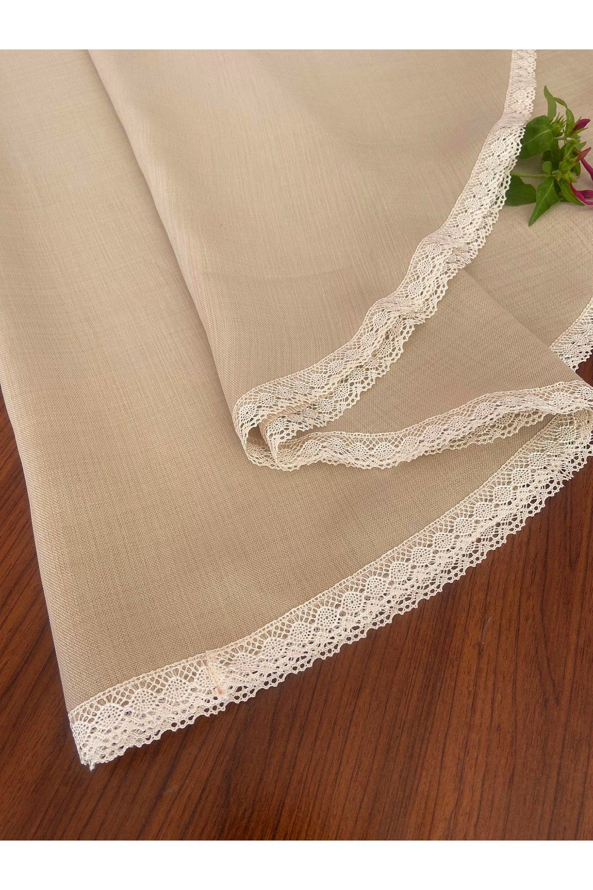 Güpürlü Keten Görünümlü Simli Yuvarlak Dertsiz Masa Örtüsü 160Cm