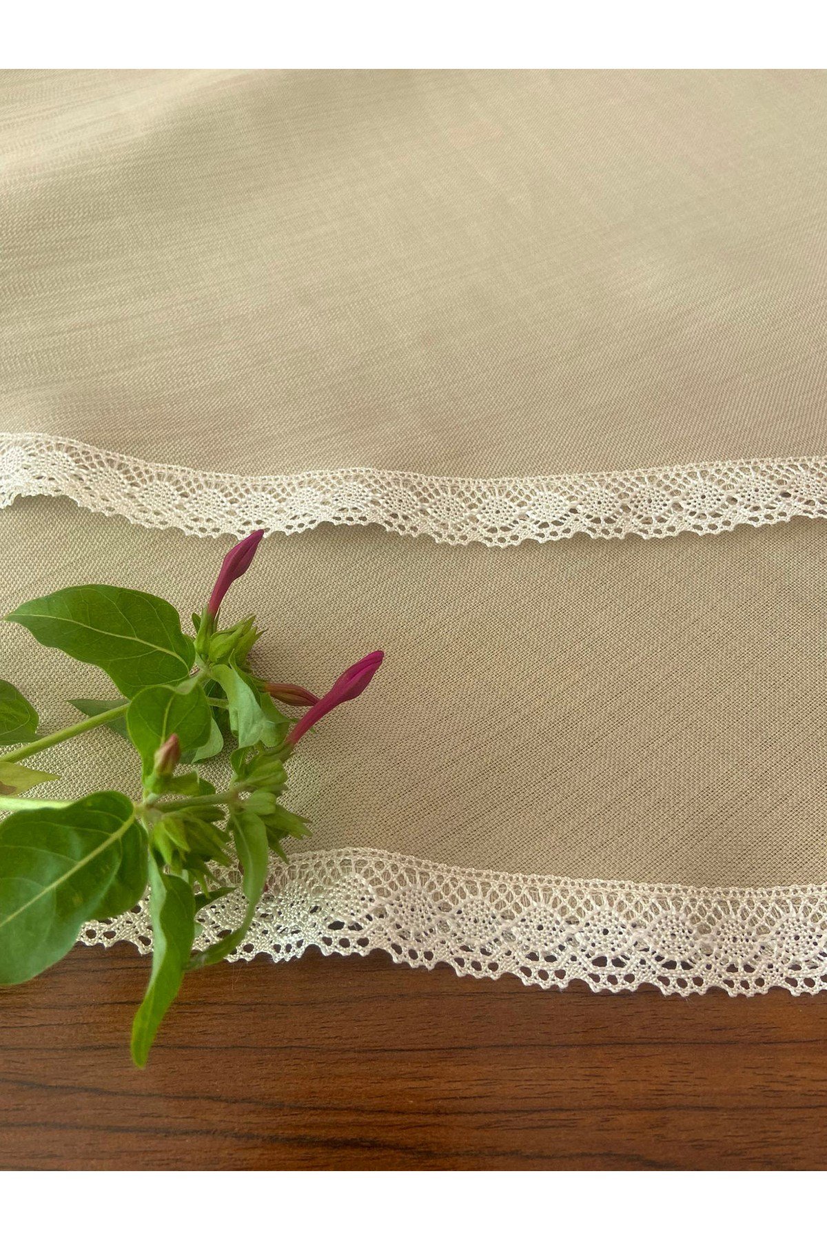 Güpürlü Keten Görünümlü Simli Yuvarlak Dertsiz Masa Örtüsü 160Cm