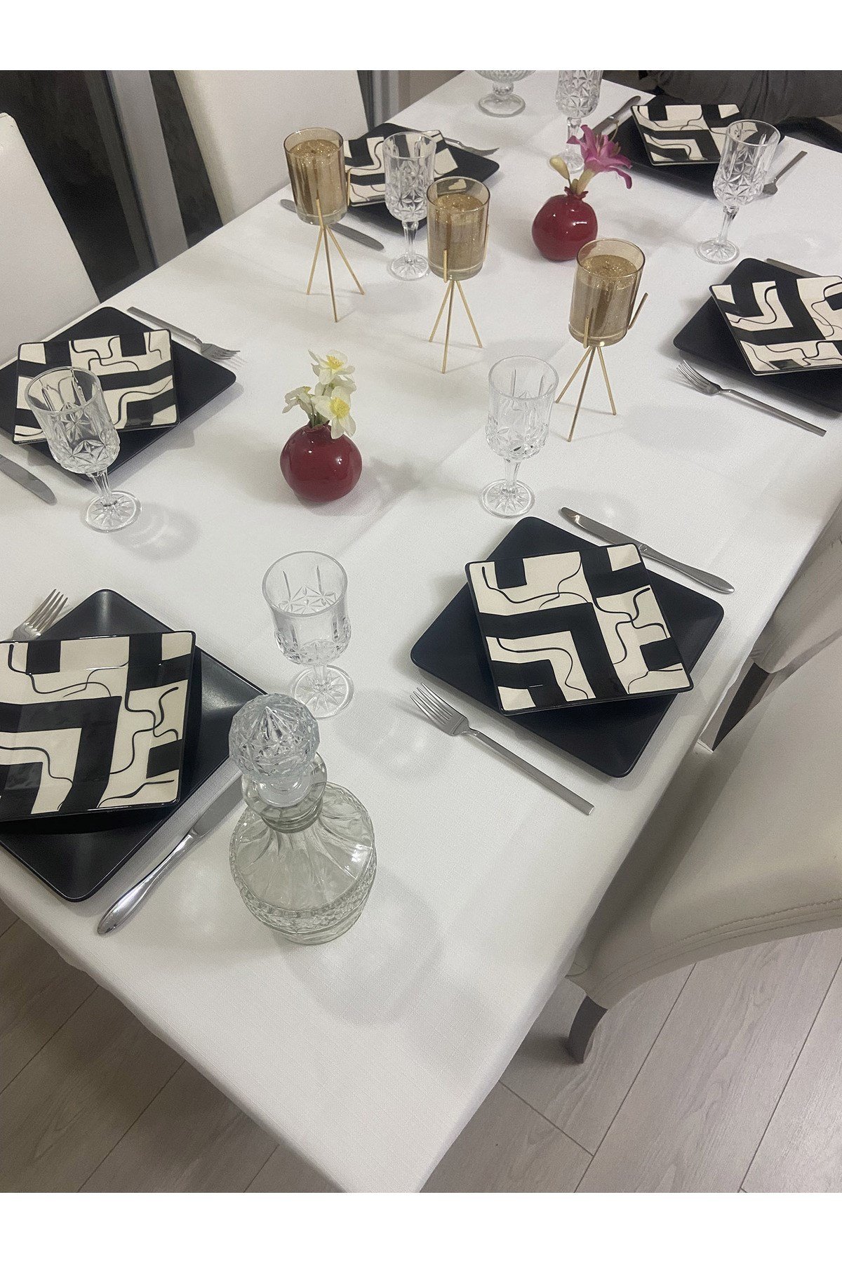 Kendinden Desenli Dertsiz Masa Örtüsü
