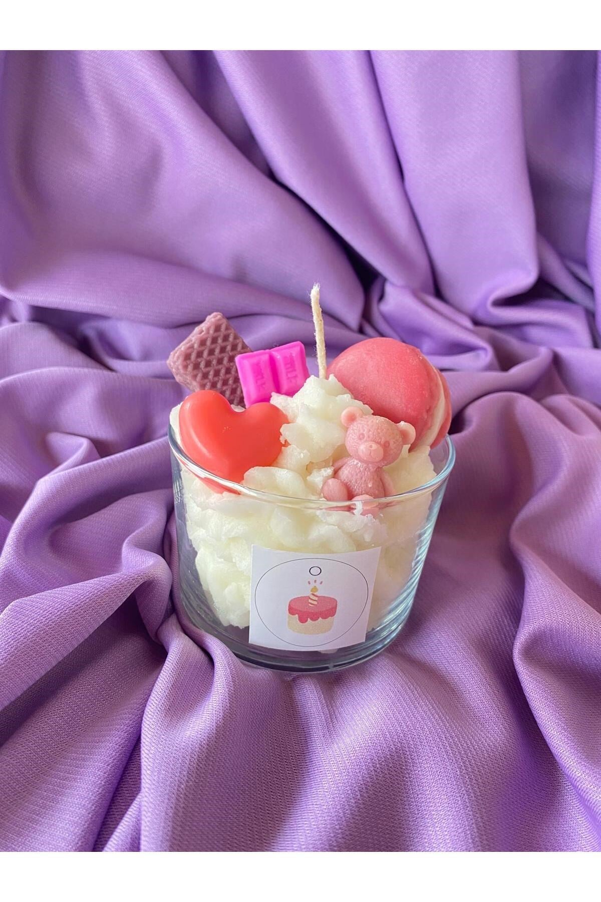 Kremalı Pembe Konsept Makaron ,Gofret ,Çikolata ,Kalp ,Ayıcık Temalı Çocuk Mumu