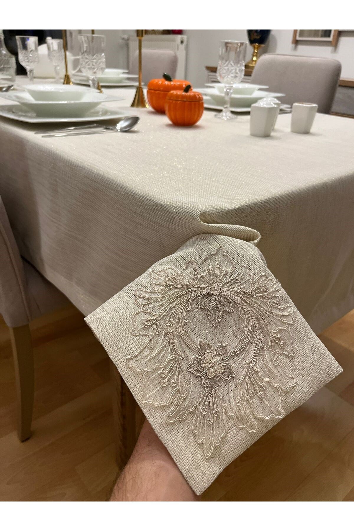 Lotus Dantel Detaylı Dertsiz Masa Örtüsü , El İşçiliği Fransız Dantel, Simli Gold