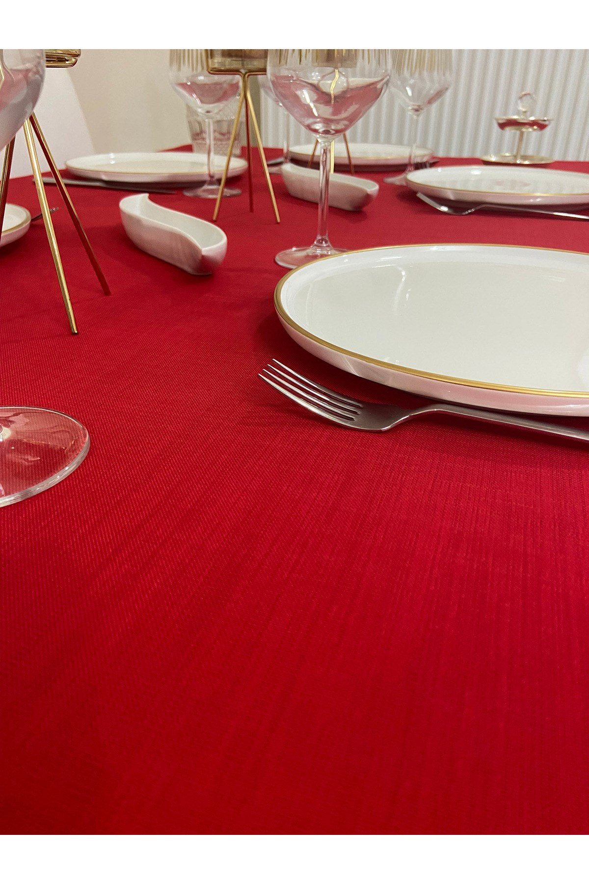 Piko Gold Sarma Detaylı Polyester Keten Dertsiz Masa Örtüsü Kırmızı
