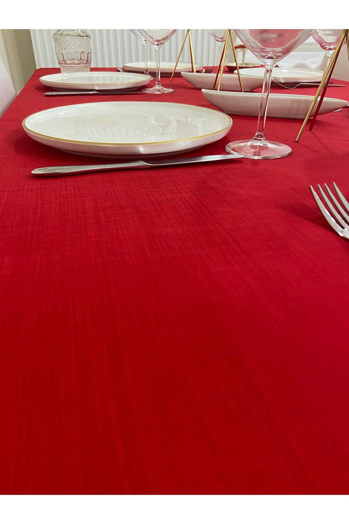 Piko Gold Sarma Detaylı Polyester Keten Dertsiz Masa Örtüsü Kırmızı