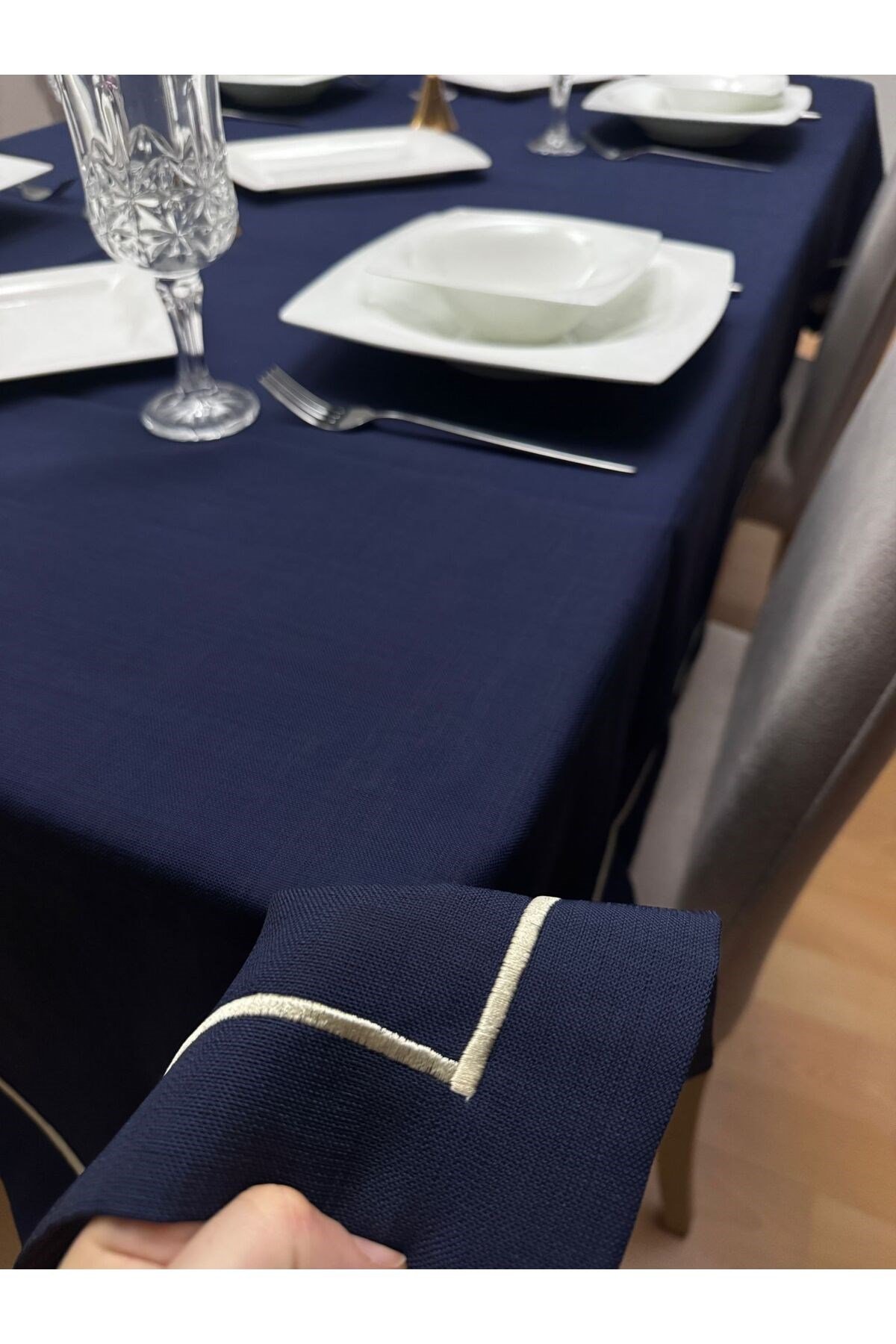 Piko Gold Sarma Detaylı Polyester Keten Dertsiz Masa Örtüsü Lacivert