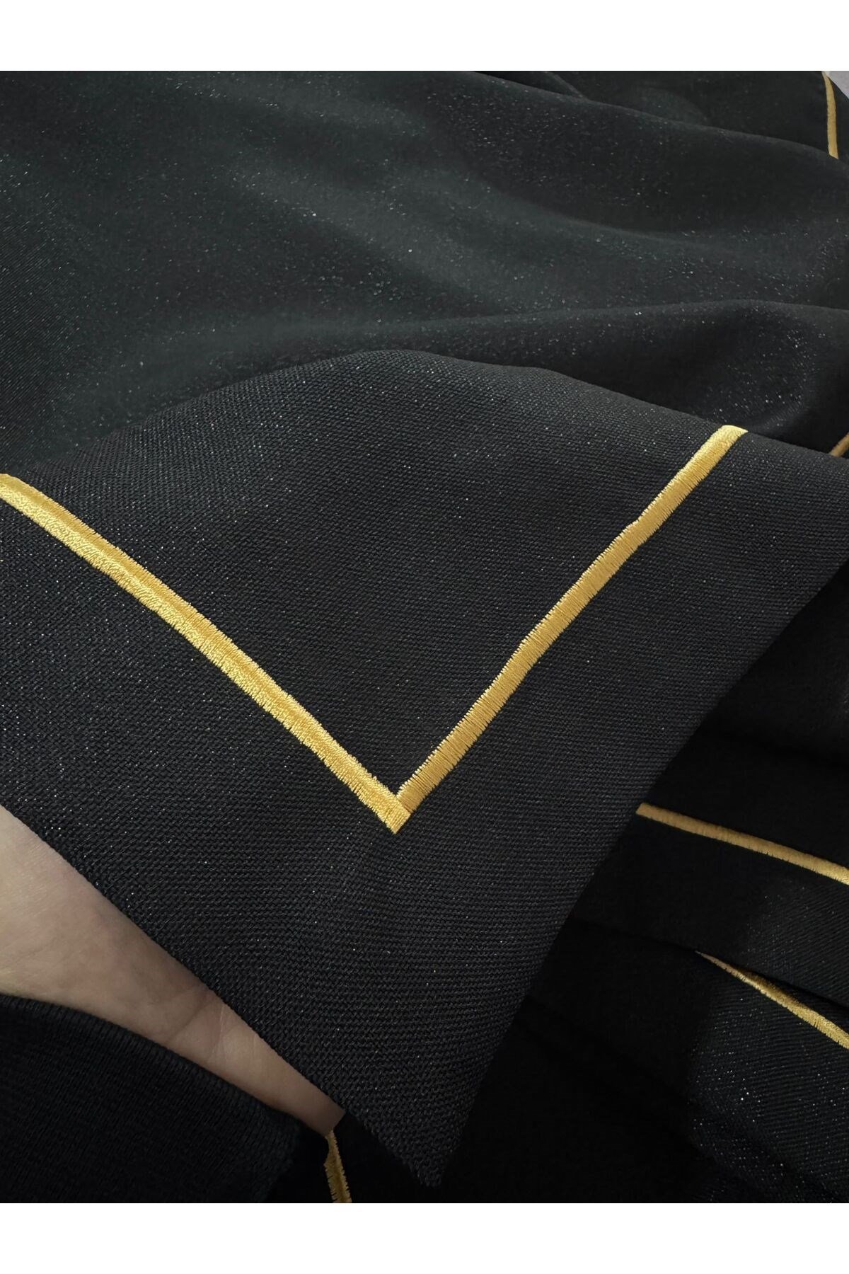 Piko Gold Sarma Detaylı Polyester Keten Dertsiz Masa Örtüsü Simli Siyah
