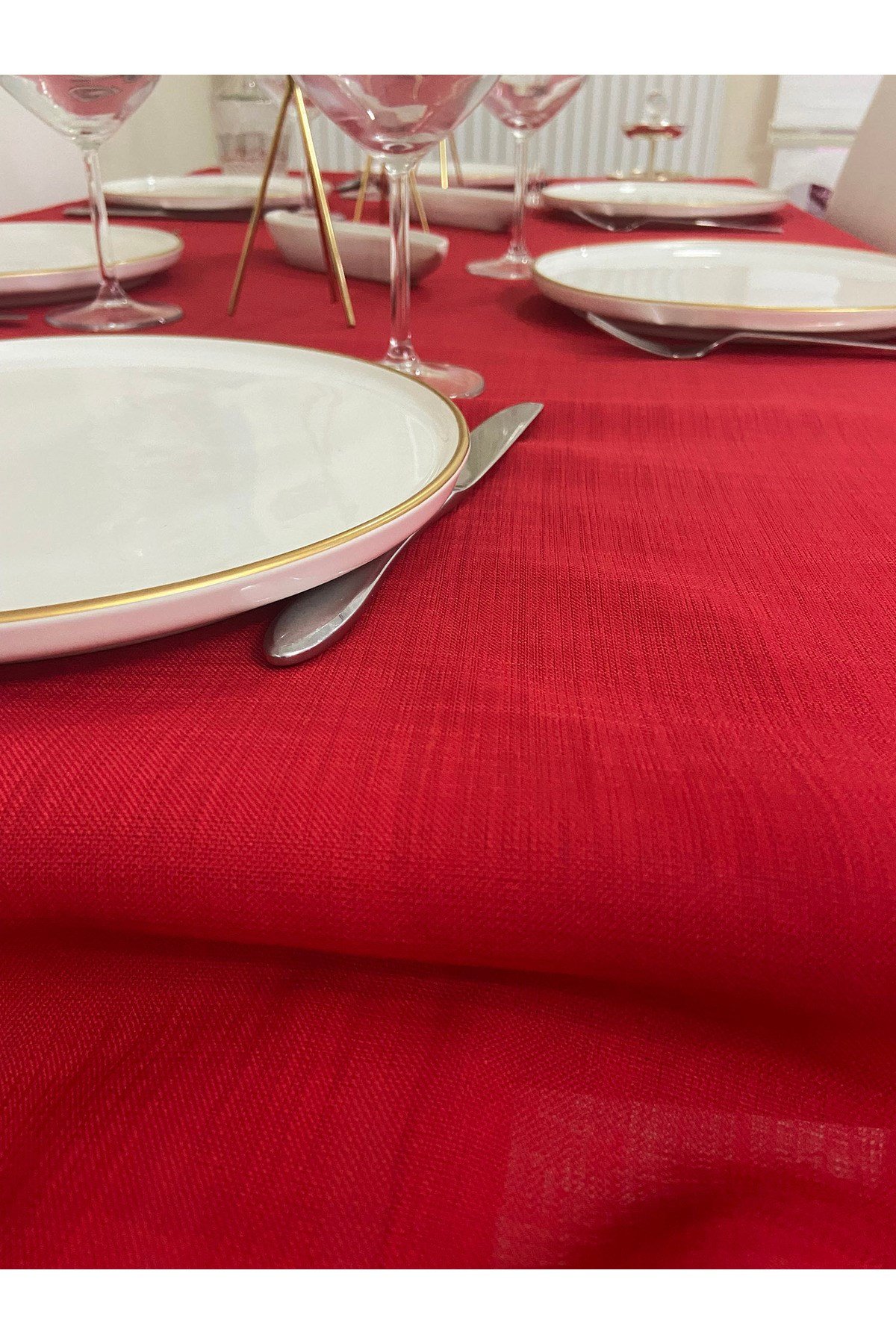 Piko Gold Sarma Detaylı Polyester Keten Dertsiz Masa Örtüsü Kırmızı