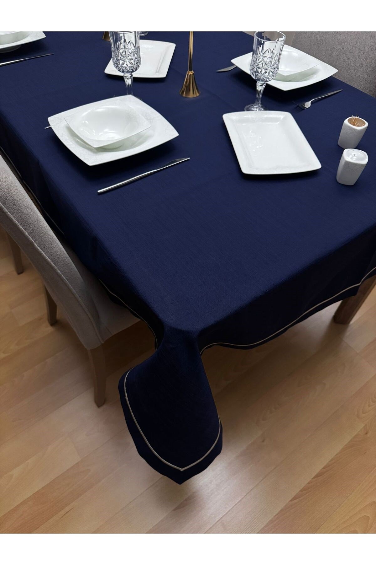 Piko Gold Sarma Detaylı Polyester Keten Dertsiz Masa Örtüsü Lacivert