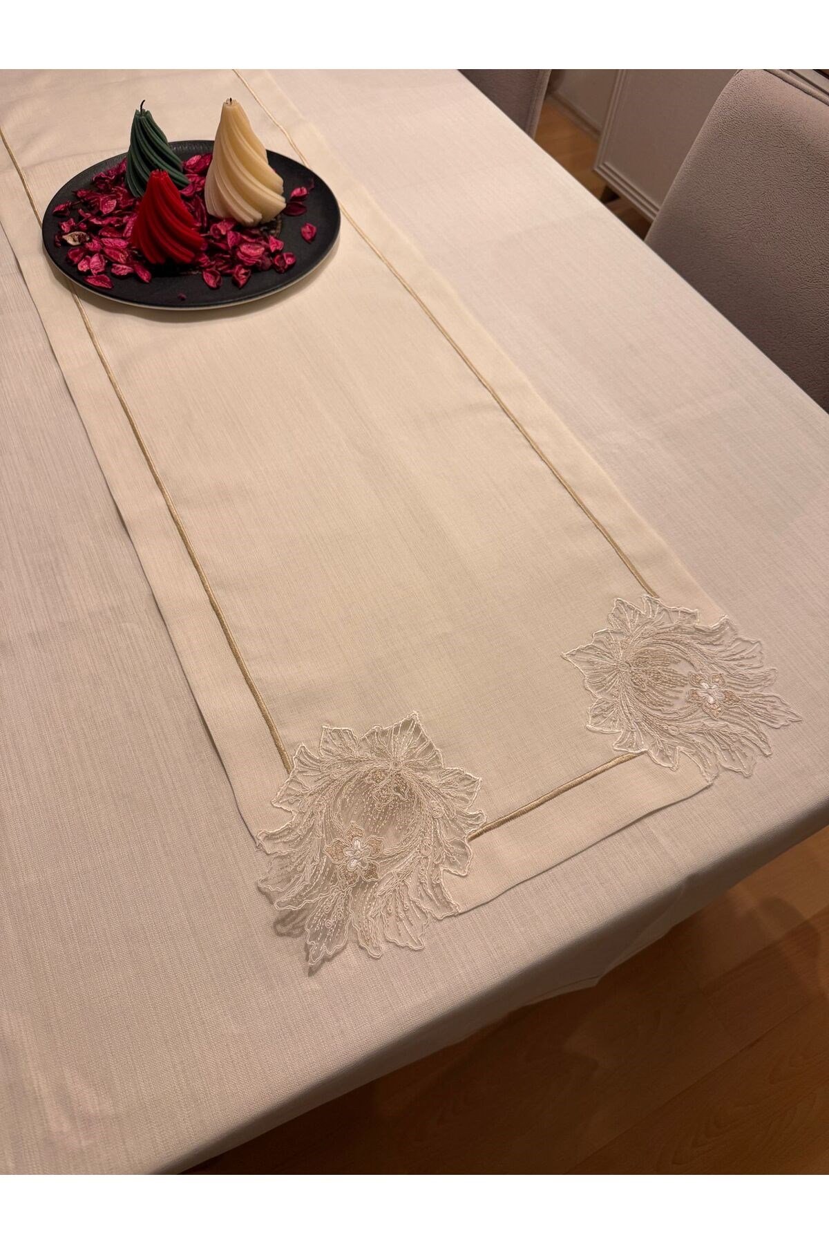 Piko Sarma Detaylı Fransız Dantelli Dertsiz Masa Örtüsü + Runner Takım Set Krem