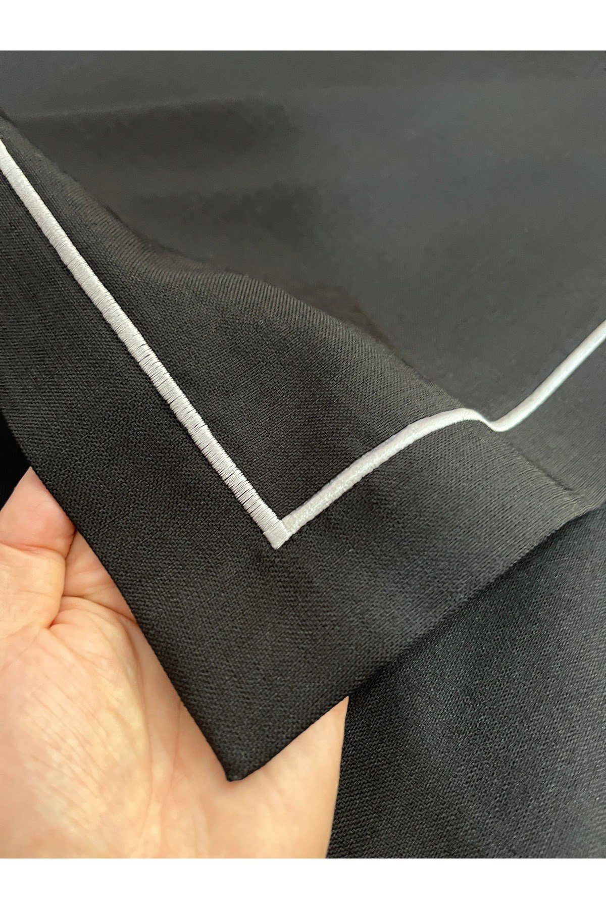 Piko Sarma Detaylı Polyester Keten Dertsiz Masa Örtüsü Siyah