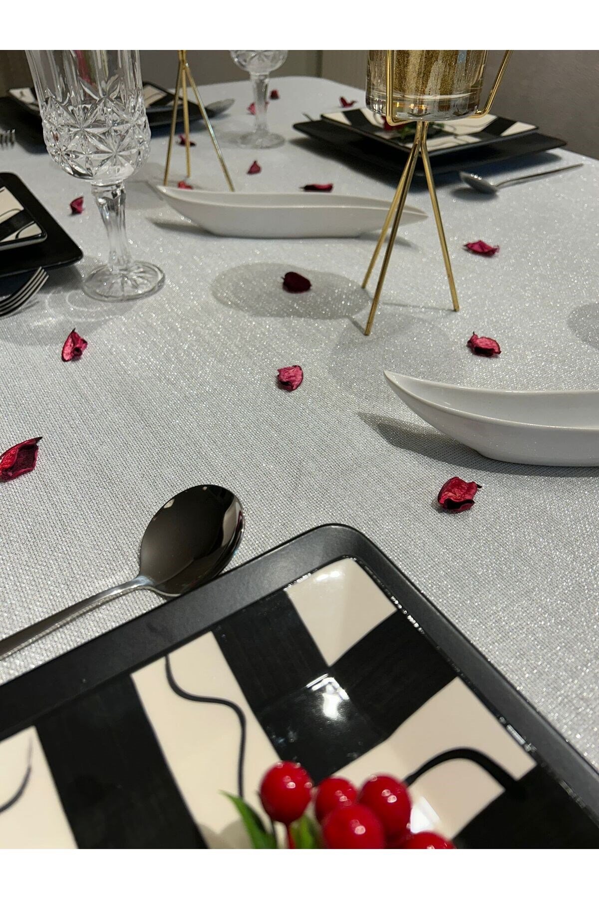 Piko Sarma Detaylı Polyester Keten Dertsiz Simli Masa Örtüsü Gümüş