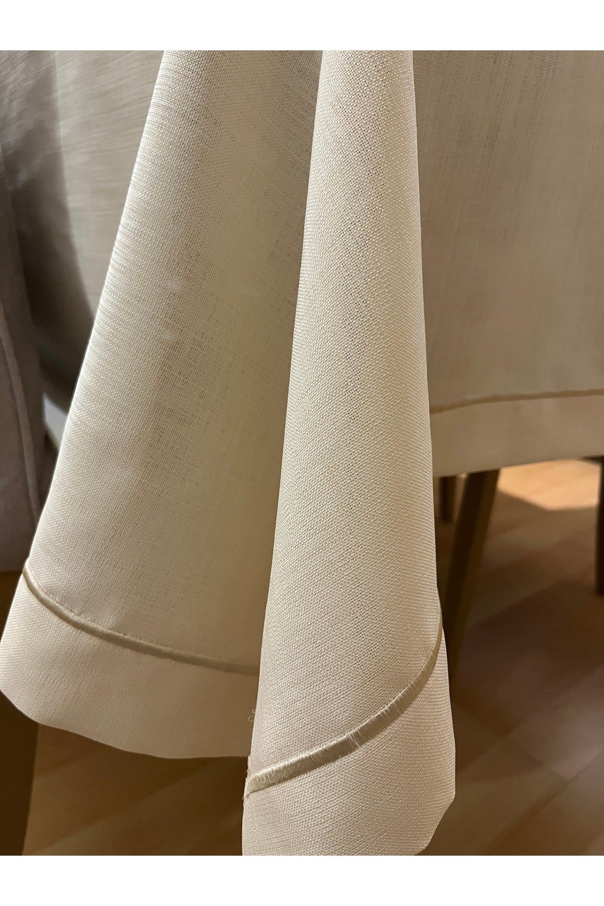 Piko Sarma Detaylı Polyester Keten Dertsiz Masa Örtüsü Kırık Beyaz