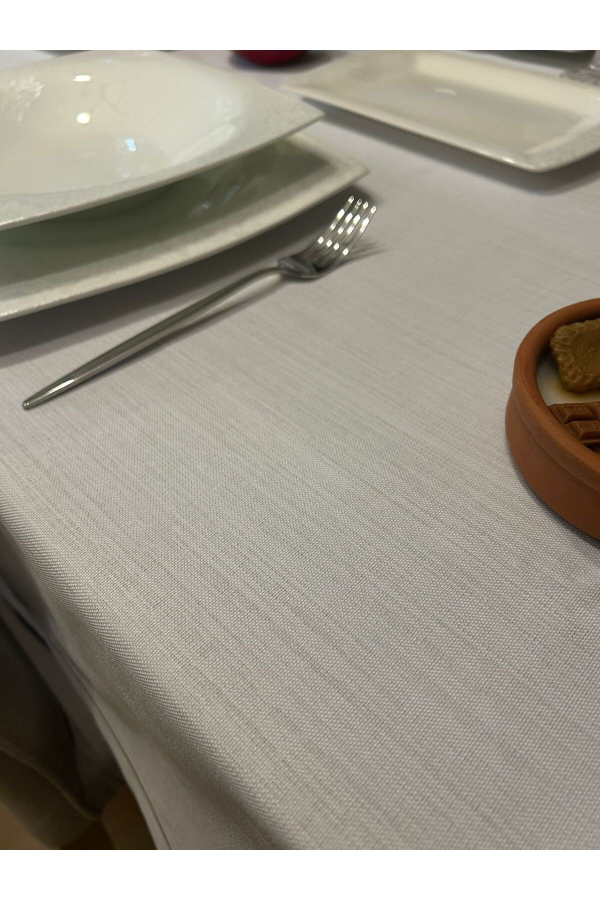 Piko Sarma Detaylı Polyester Keten Dertsiz Masa Örtüsü Kırık Beyaz