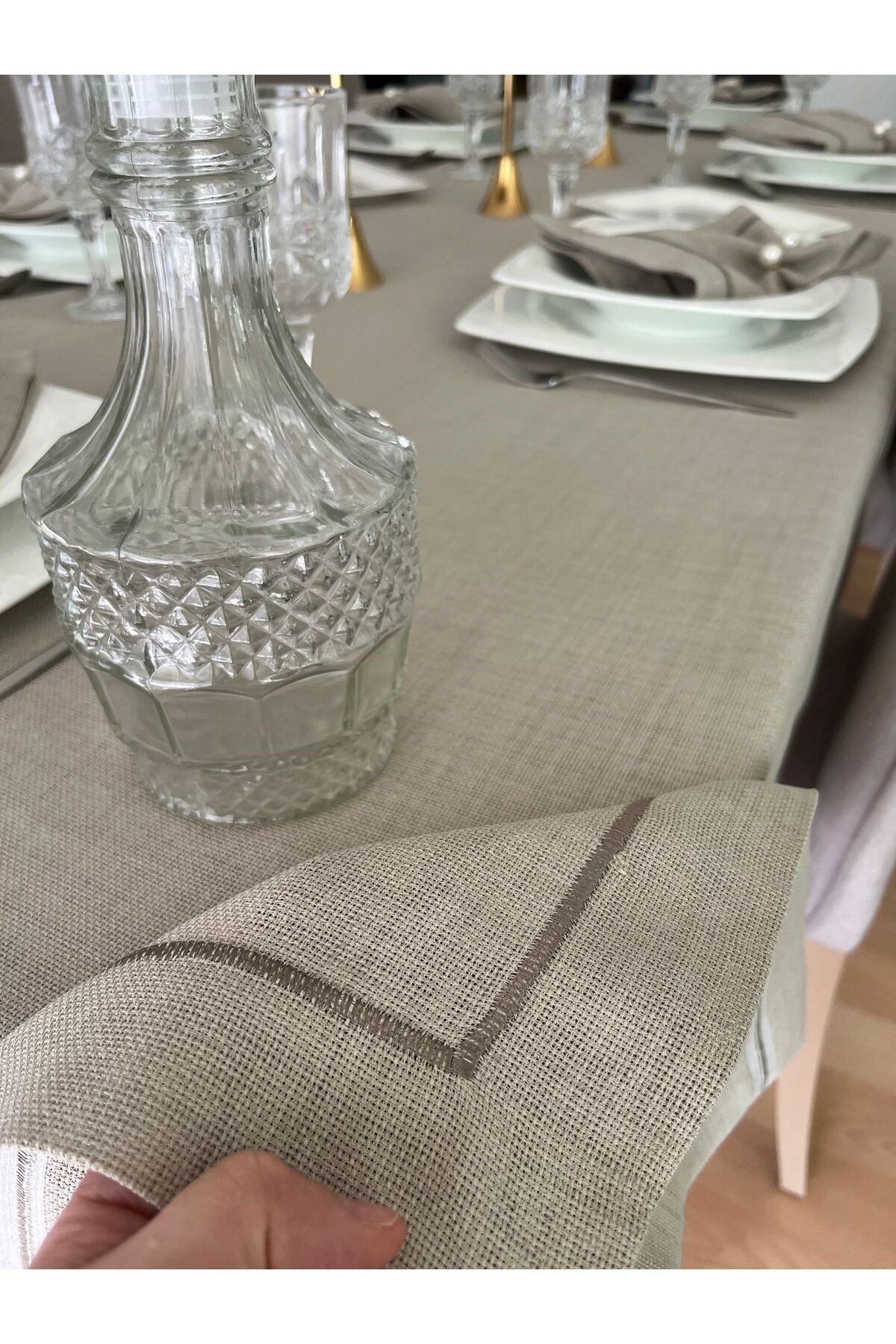 Piko Sarma Detaylı Polyester Keten Dertsiz Masa Örtüsü Taş Rengi + 6 Peçete