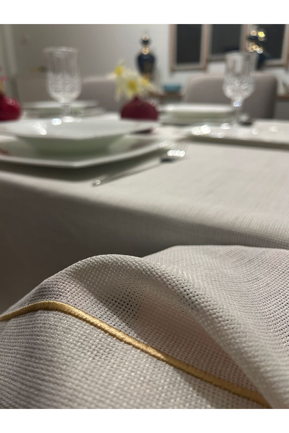 Piko Sarma Detaylı Polyester Keten Dertsiz Masa Örtüsü Krem