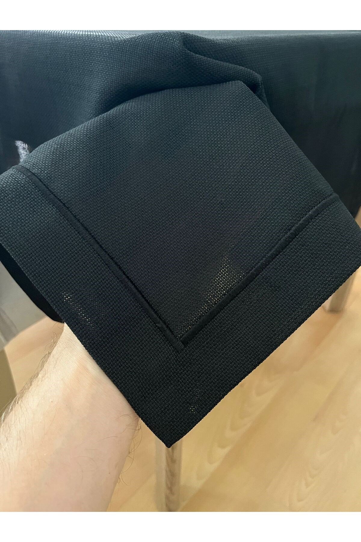 Piko Sarma Detaylı Polyester Keten Dertsiz Masa Örtüsü Siyah