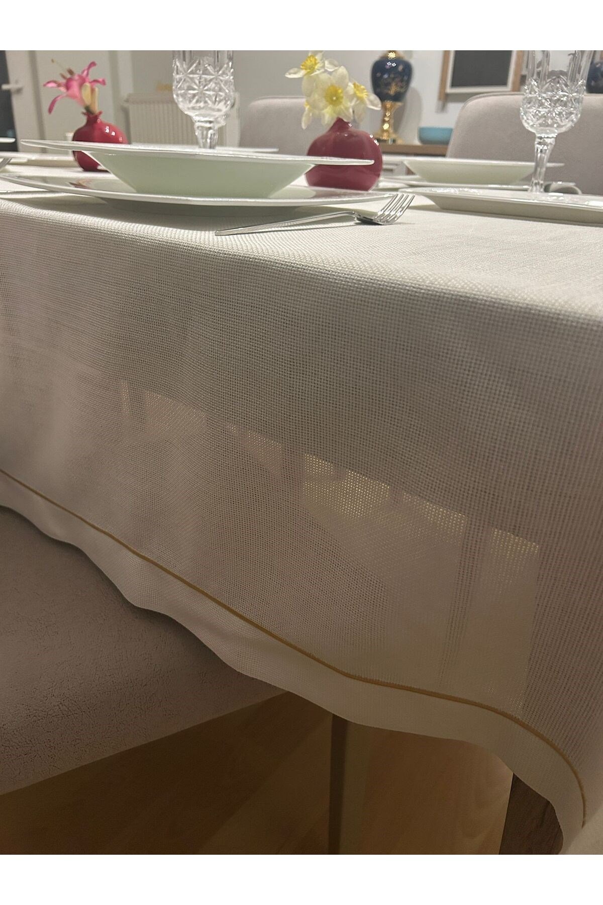 Piko Sarma Detaylı Polyester Keten Dertsiz Masa Örtüsü Krem