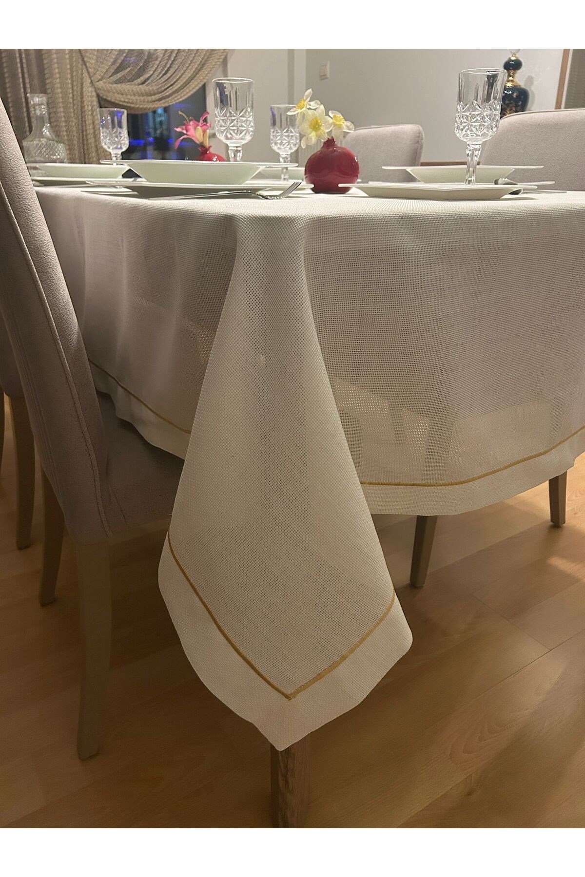 Piko Sarma Detaylı Polyester Keten Dertsiz Masa Örtüsü Krem