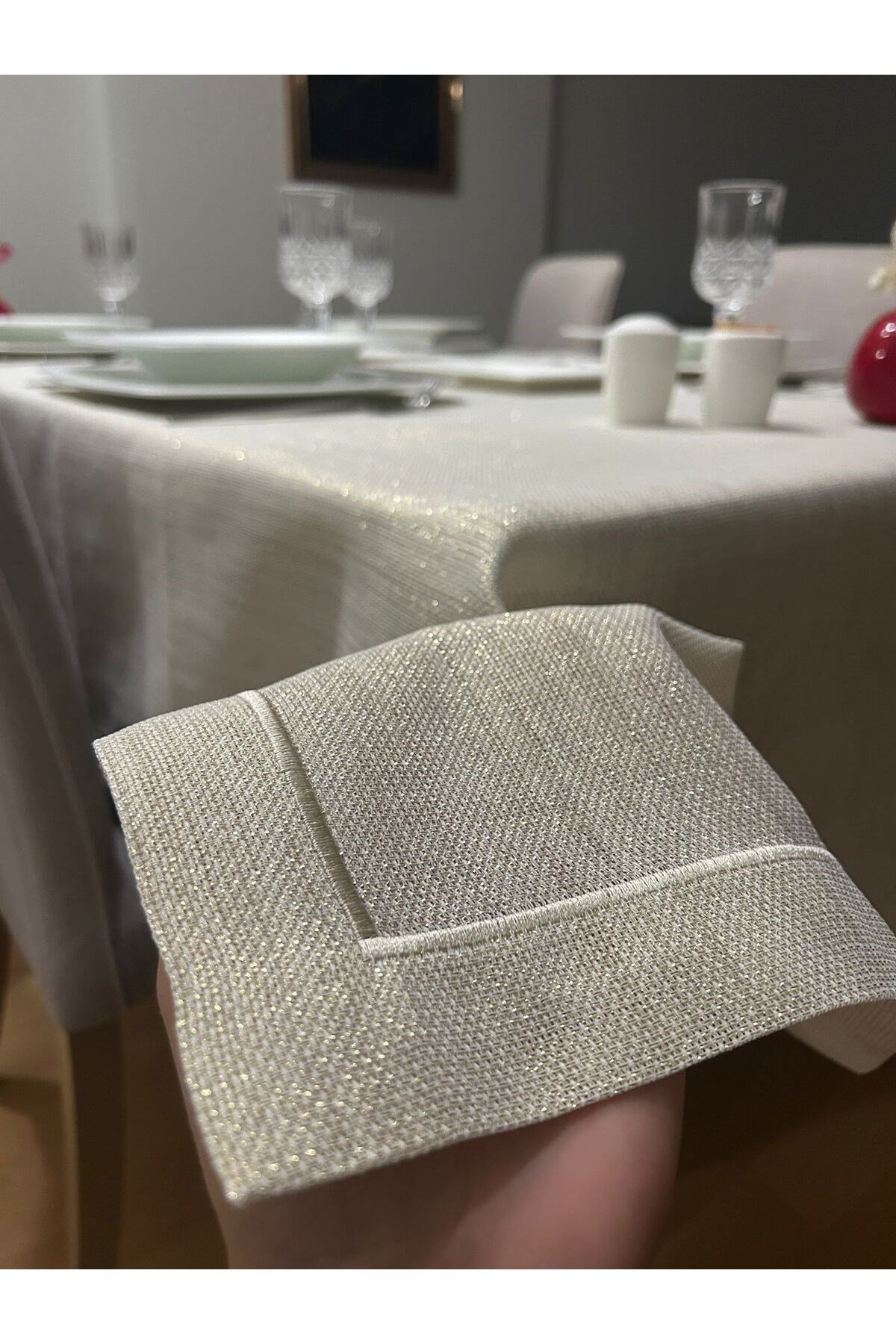 Piko Sarma Detaylı Polyester Keten Dertsiz Simli Masa Örtüsü Gold