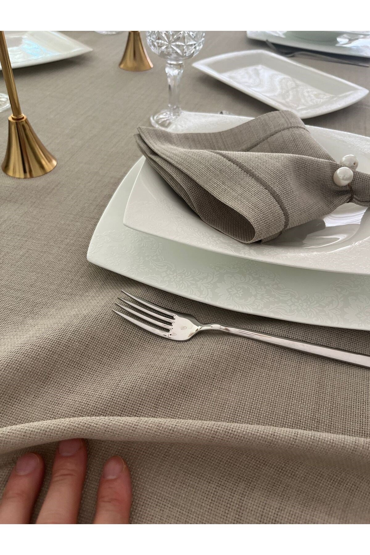 Piko Sarma Detaylı Polyester Keten Dertsiz Masa Örtüsü Taş Rengi + 6 Peçete