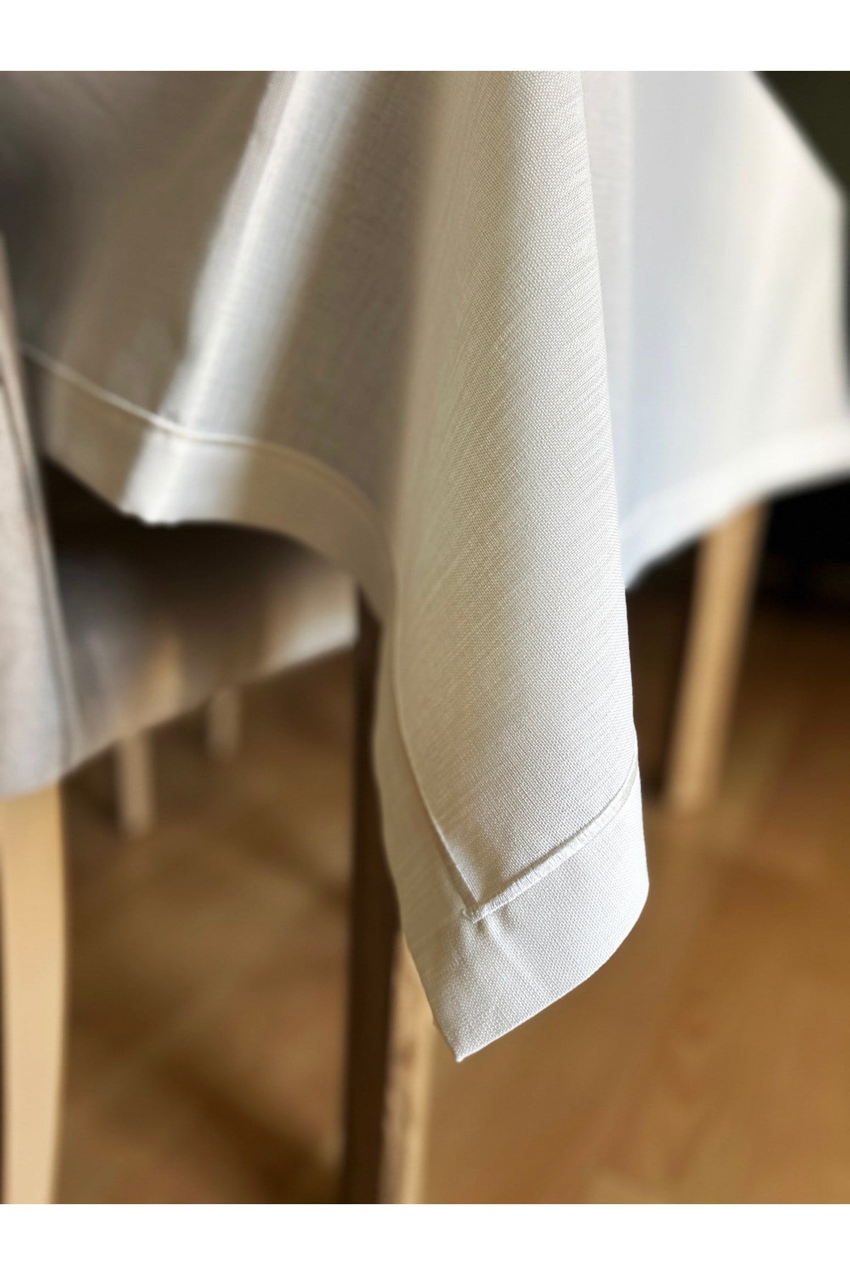 Piko Sarma Detaylı Polyester Keten Dertsiz Masa Örtüsü Krem
