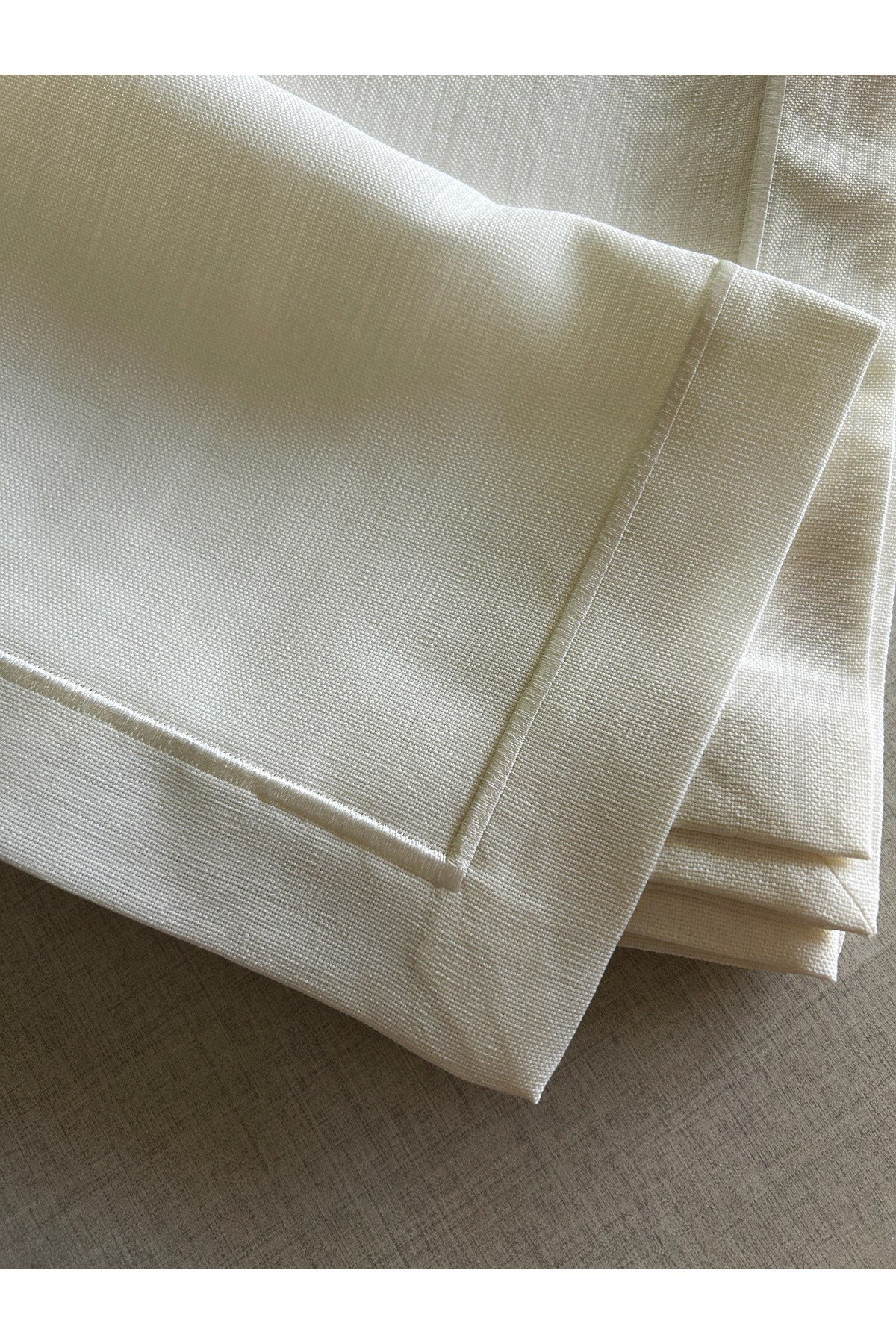 Piko Sarma Detaylı Polyester Keten Dertsiz Masa Örtüsü Krem