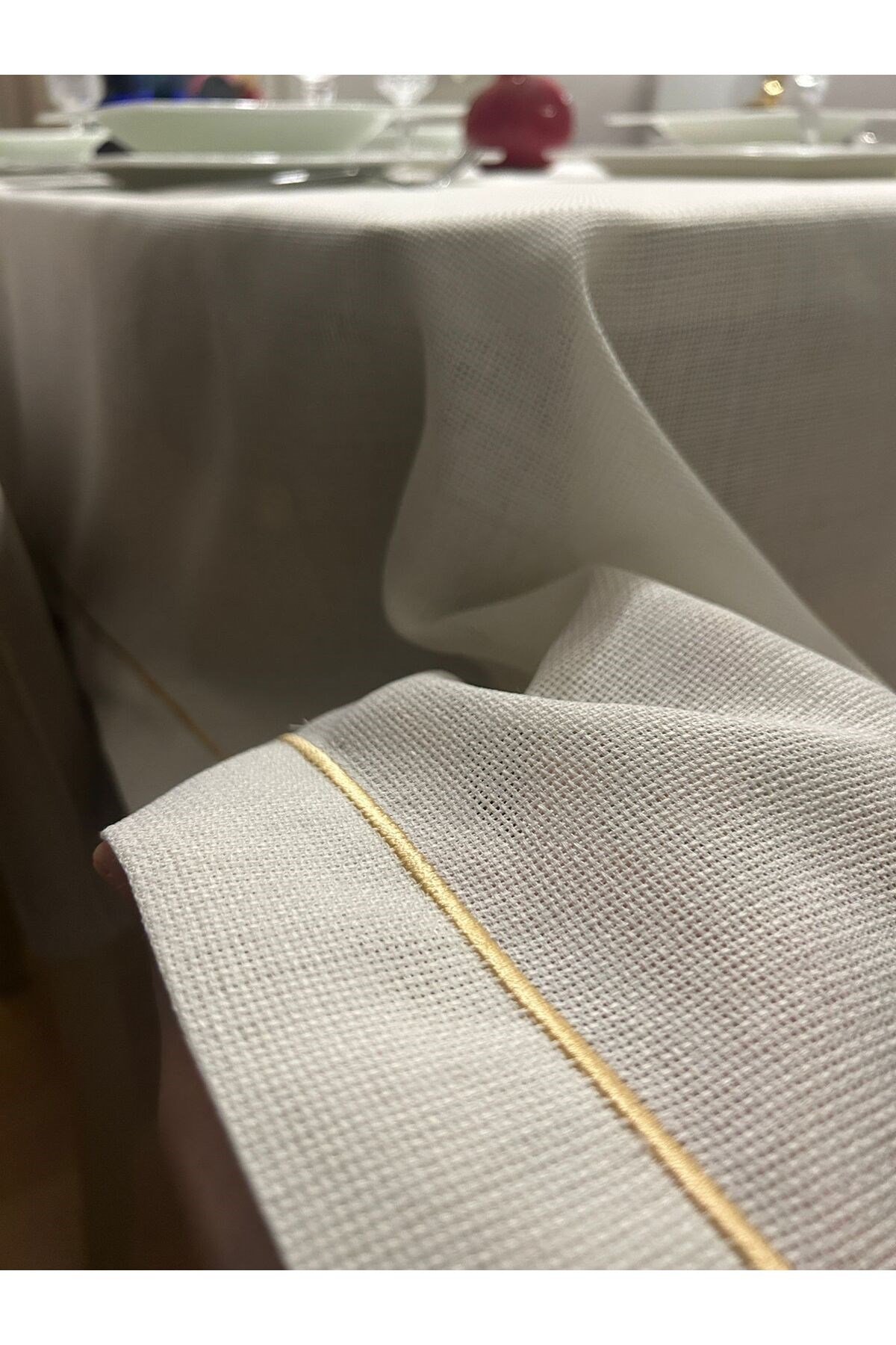 Piko Sarma Detaylı Polyester Keten Dertsiz Masa Örtüsü Krem